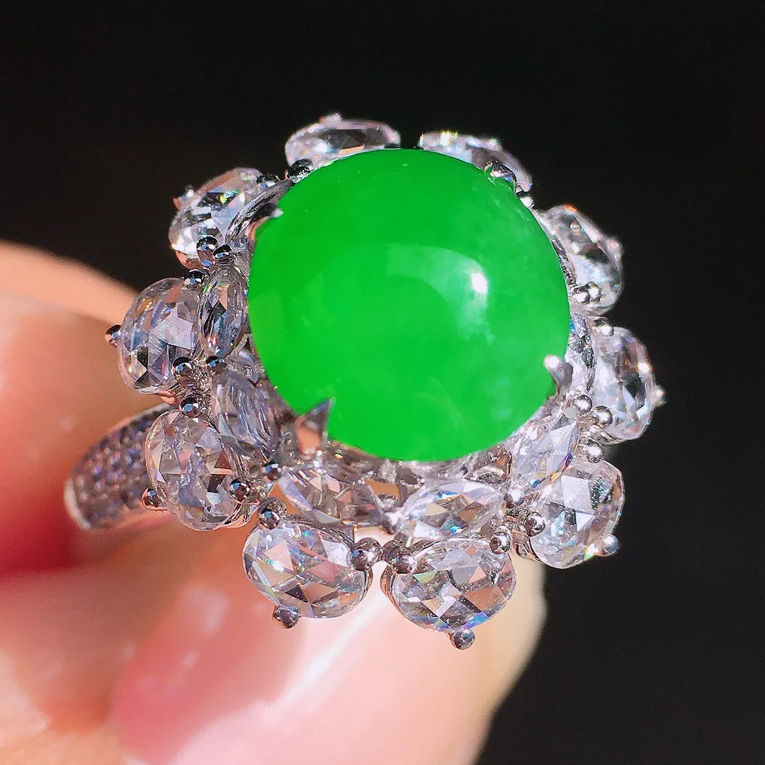 阳绿蛋面戒指，色泽均匀艳丽，玉质细腻，荧光感超
强，饱满圆润，尽显优雅气质，18k
金豪华镶嵌