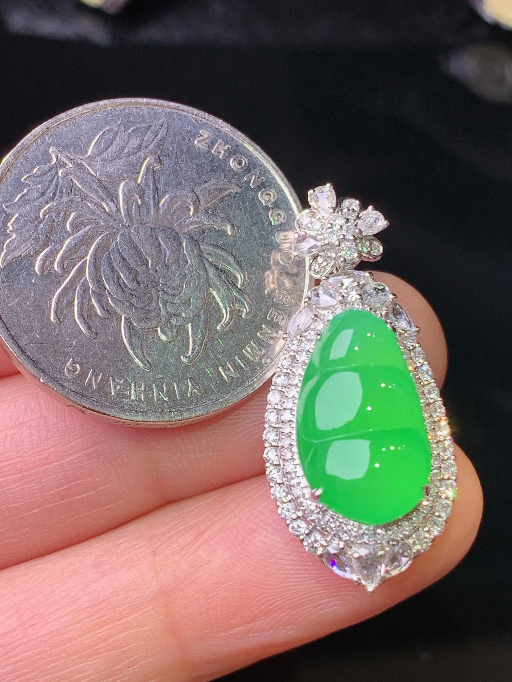 18k金钻镶嵌翠绿四季豆吊坠 玉质细腻 色泽清新艳丽 整体尺寸29.3*13*10.5