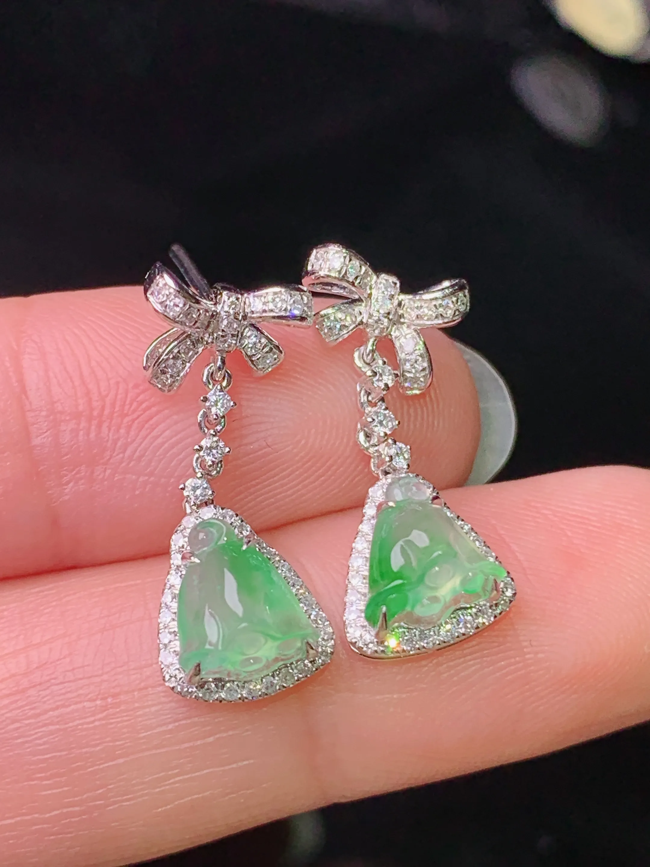 18k金钻镶嵌冰种飘绿莲蓬耳坠 玉质细腻 色泽清新艳丽 整体尺寸21.5*8.3*6.5