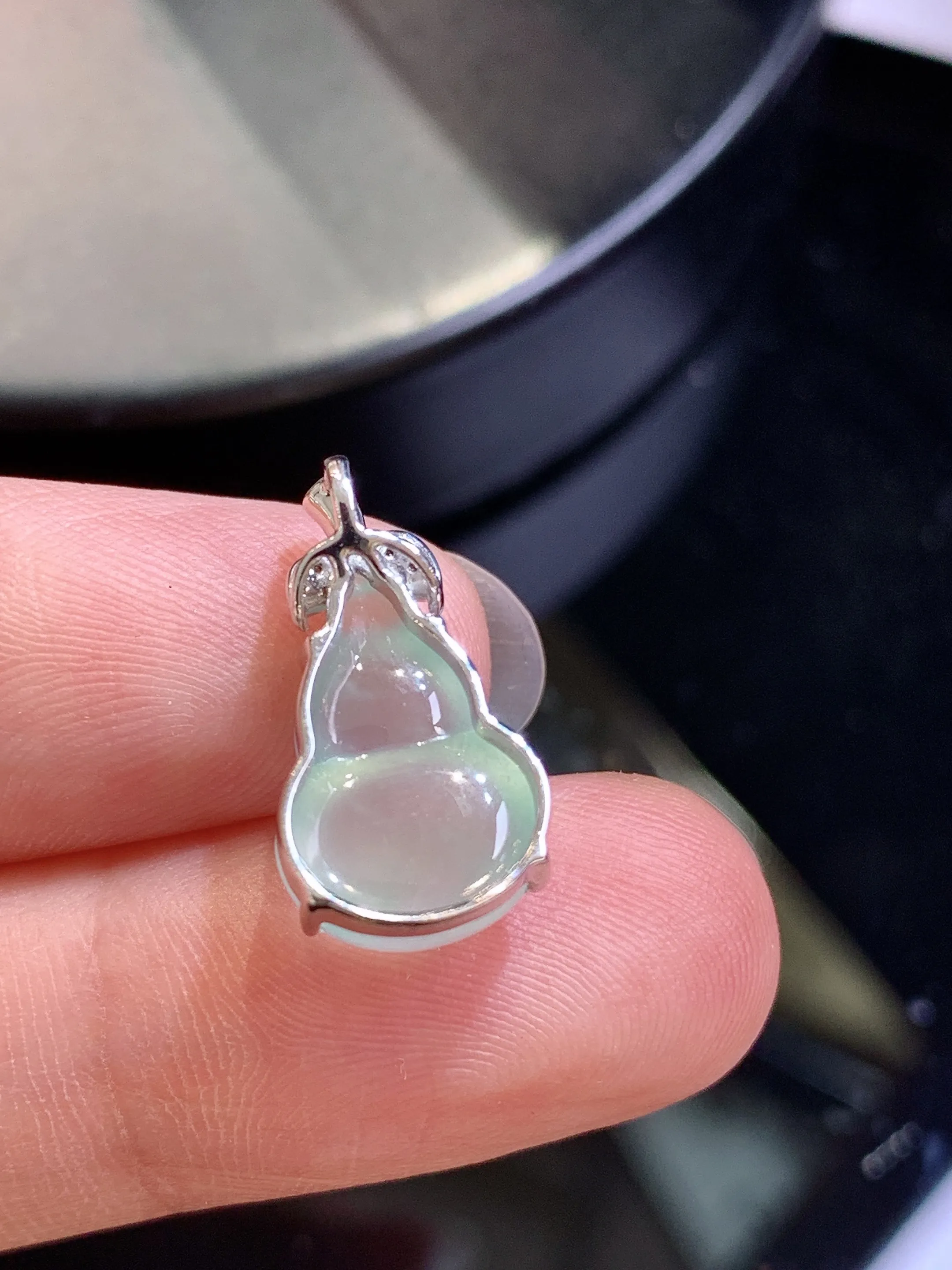 18k金钻镶嵌冰种吊坠 玉质细腻 色泽清新艳丽 整体尺寸17.2*9.2*7