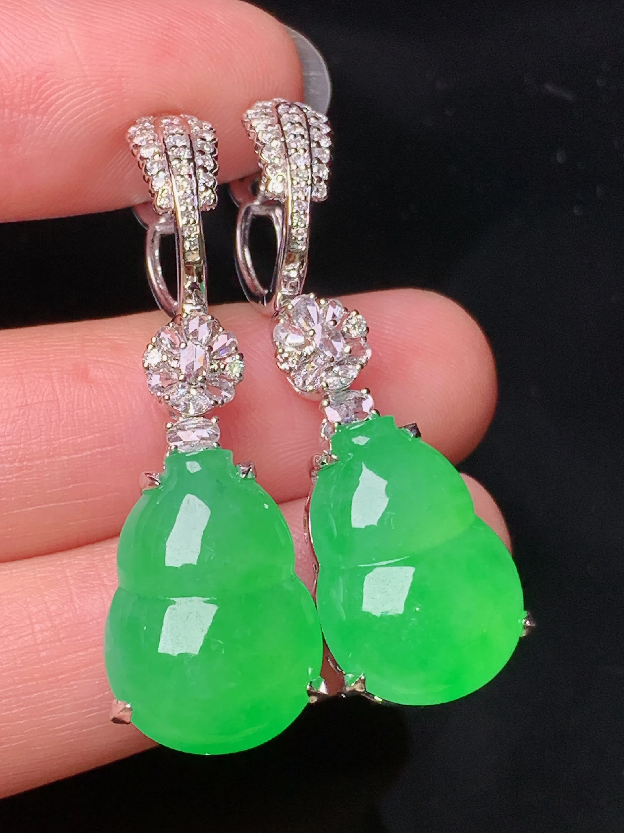 18k金钻镶嵌满绿葫芦耳坠吊坠两用款 玉质细腻 色泽清新艳丽 整体尺寸41.5*12.7*8.8