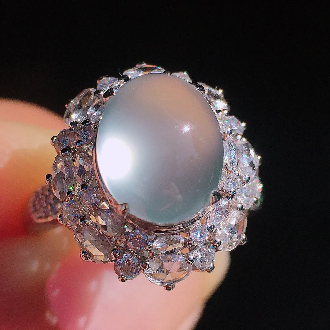 玻璃种蛋面戒指，玉质细腻，荧光感超
强，饱满圆润，尽显优雅气质，18k
金豪华镶嵌