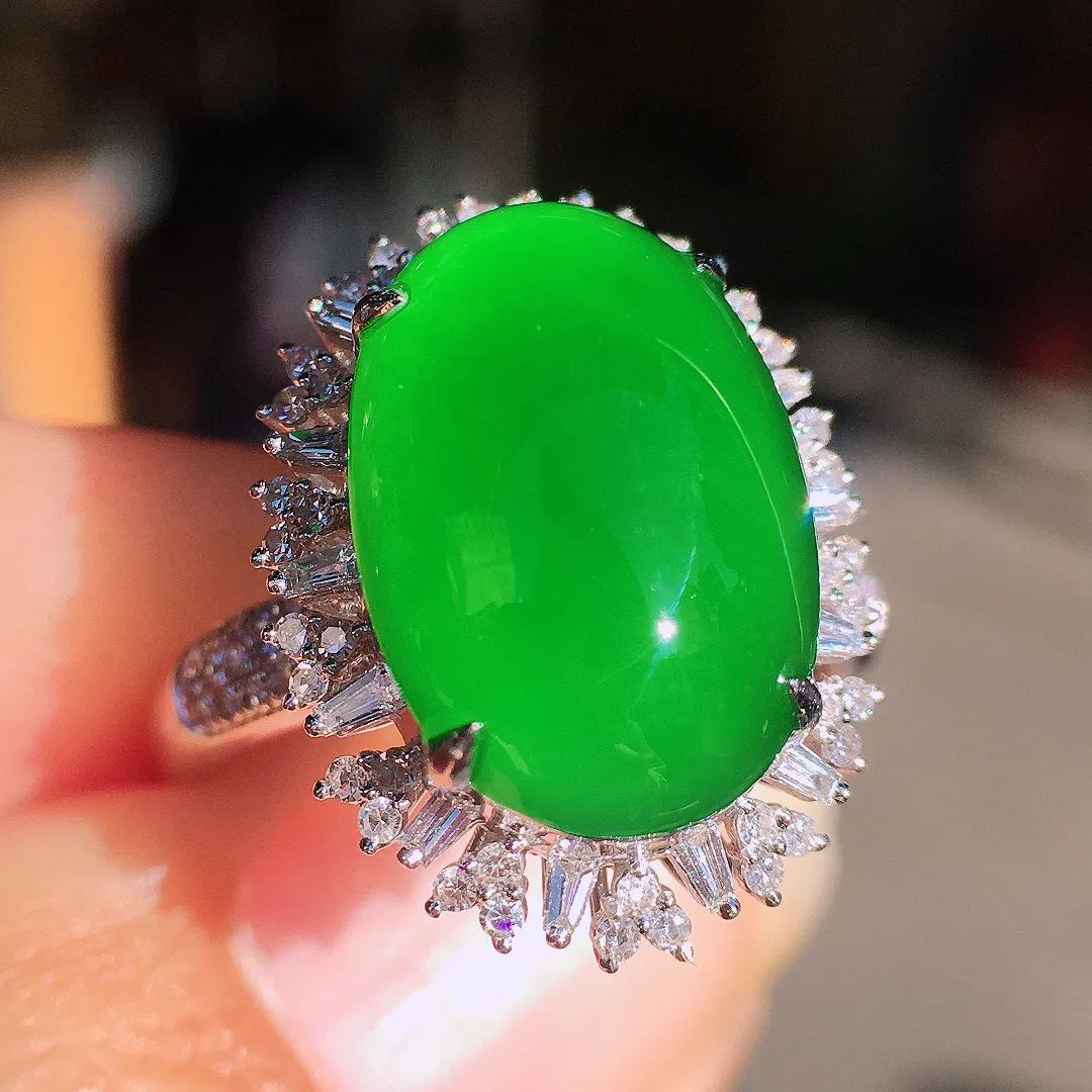 阳绿蛋面戒指，色泽均匀艳丽，玉质细腻，荧光感超
强，饱满圆润，尽显优雅气质，18k
金豪华镶嵌