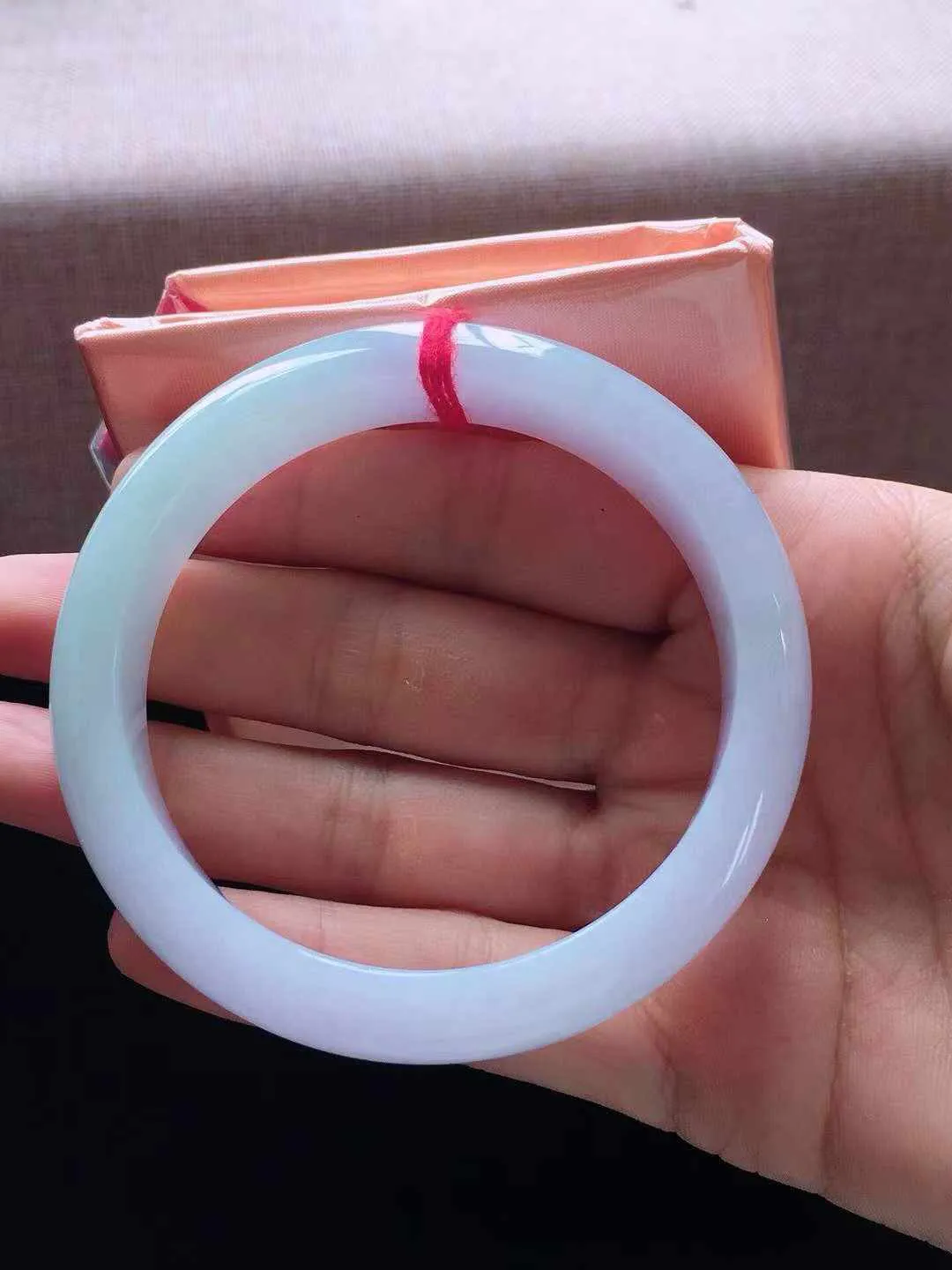 【翡翠名称】老种紫罗兰58正圈口翡翠手镯
【翡翠尺寸】58*13*8mm适合57-59正圈口佩戴
【翡翠描述】缅甸天然翡翠A货，种老水足，玉质细腻，色泽靓丽，性价比高，佩戴效果好！