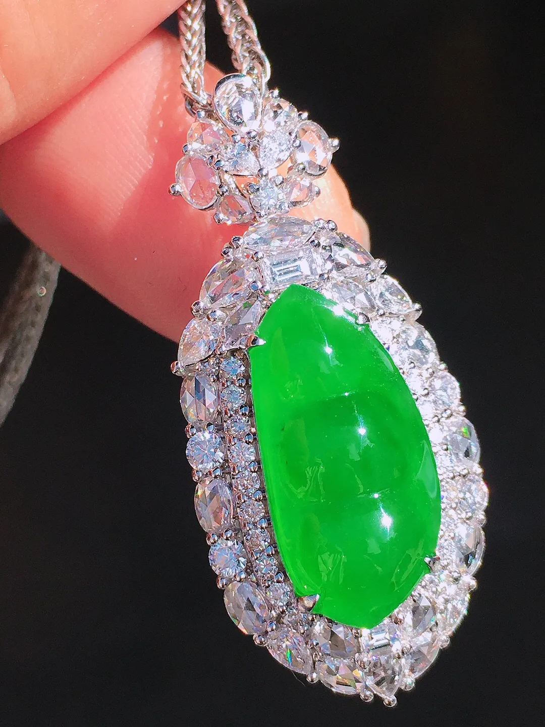 阳绿福豆吊坠，色泽均匀艳丽，玉质细腻，荧光感超
强，饱满圆润，尽显优雅气质，18k
金豪华镶嵌