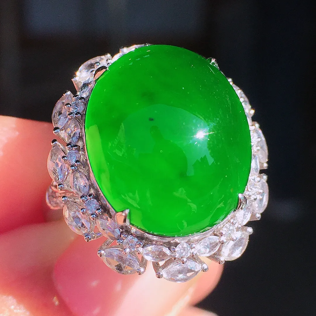 阳绿蛋面戒指，色泽均匀艳丽，玉质细腻，荧光感超
强，饱满圆润，尽显优雅气质，18k
金豪华镶嵌