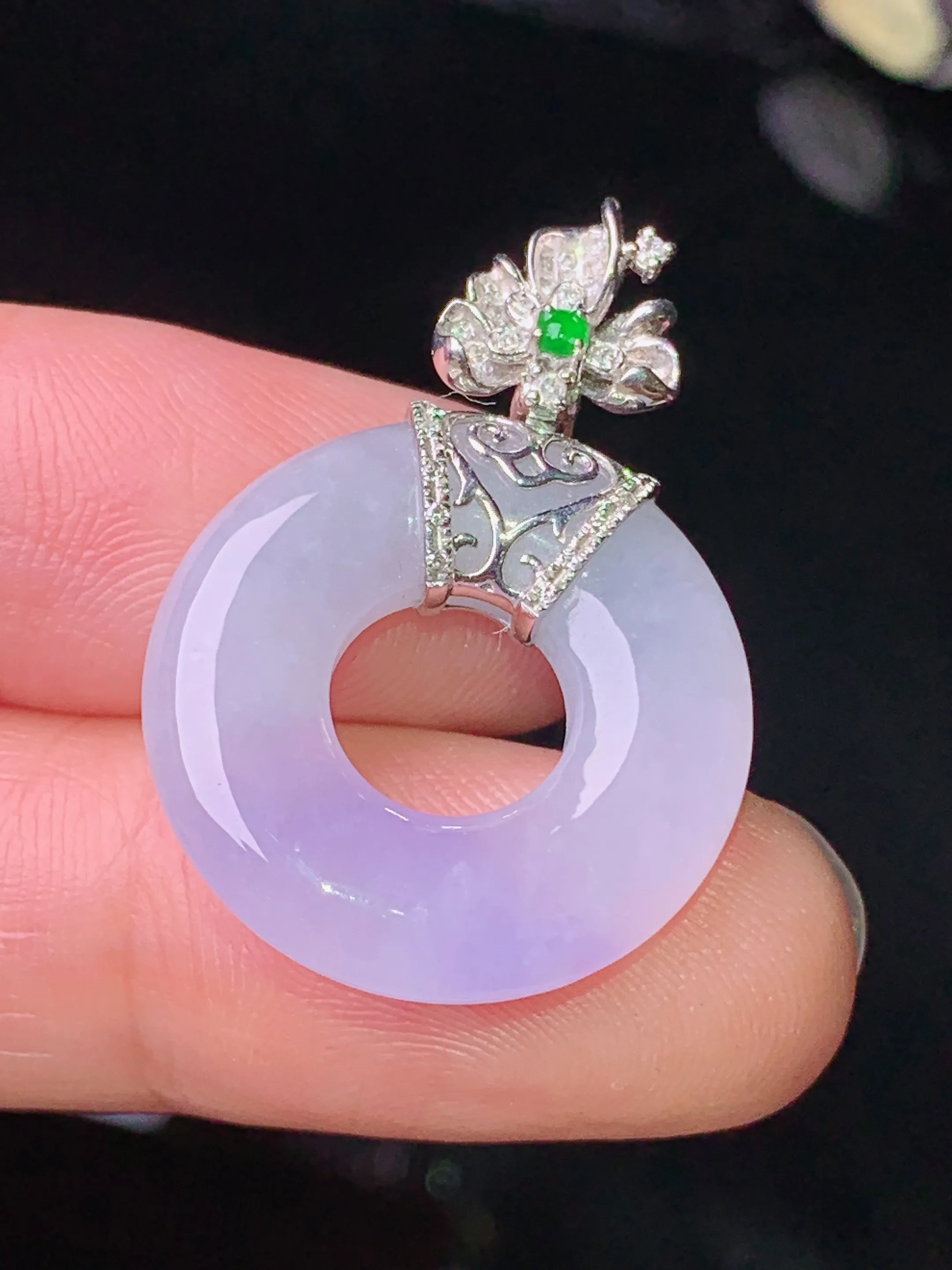 18k金钻镶嵌紫罗兰平安环吊坠 玉质细腻 色泽清新艳丽 整体尺寸28.8*20.5*4.5