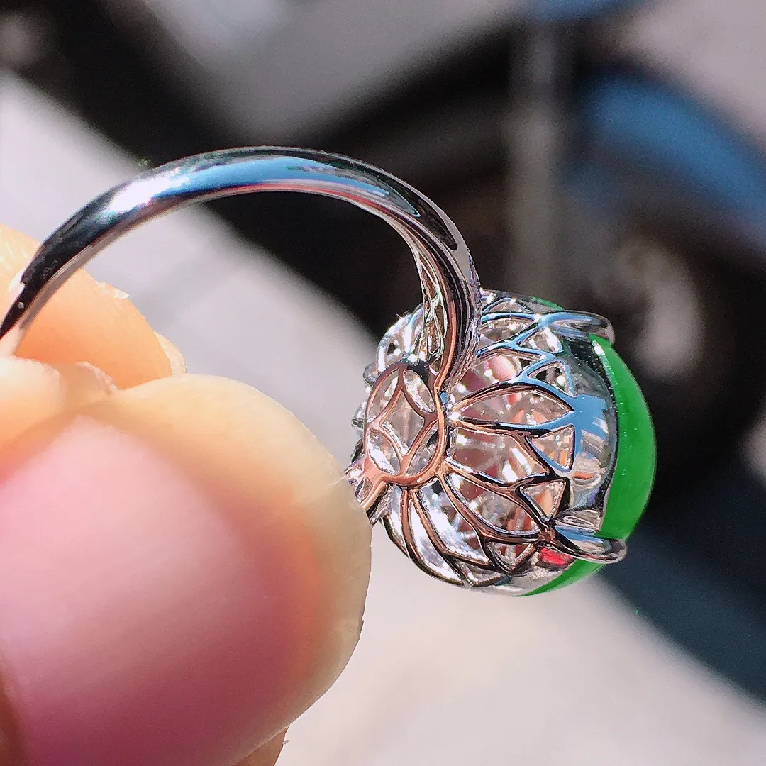 阳绿蛋面戒指，色泽均匀艳丽，玉质细腻，荧光感超
强，饱满圆润，尽显优雅气质，18k
金豪华镶嵌