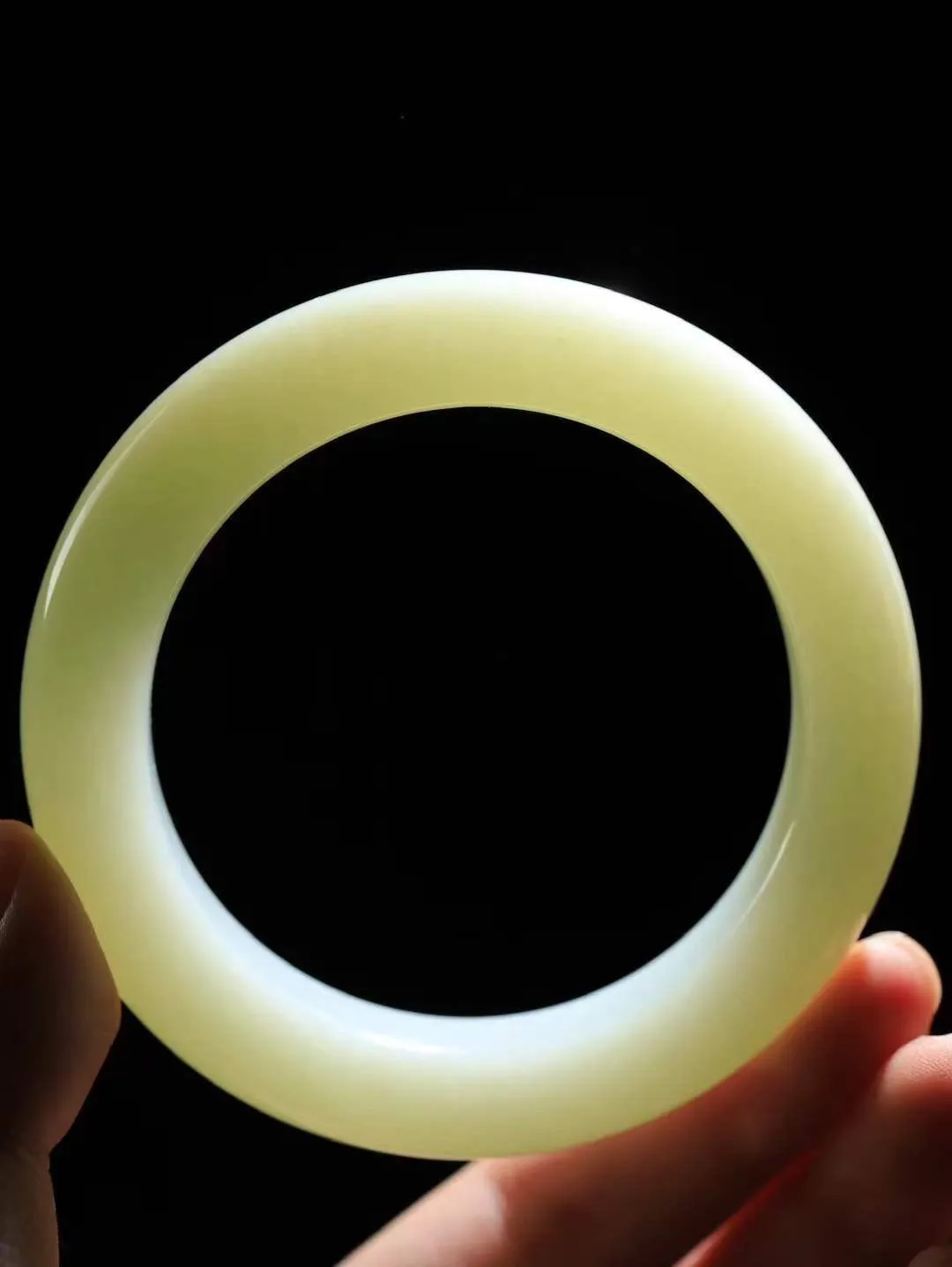 【婉约佳人.手镯】

精品和田玉青白玉手镯 玉质温润细腻 油性十足 手感舒适，高华雅逸，线条流畅，简约大气，美自天成，素雅高贵。佩戴于腕间，婉约之美，举手投足间透出那份低调奢华。重103.2克 内径60mm  尺寸15.5-12mm   FDL-111152133