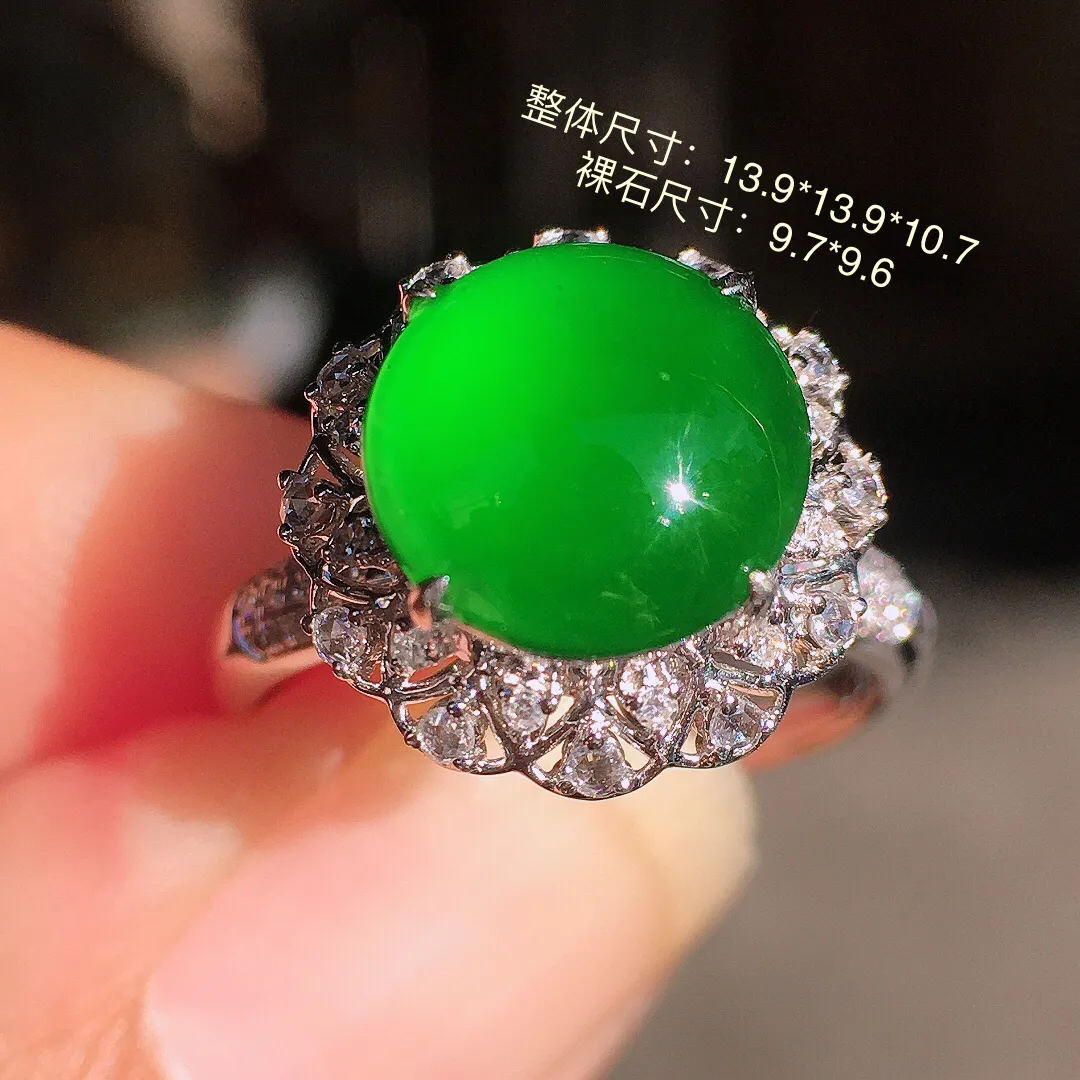 阳绿蛋面戒指，色泽均匀艳丽，玉质细腻，荧光感超
强，饱满圆润，尽显优雅气质，18k
金豪华镶嵌