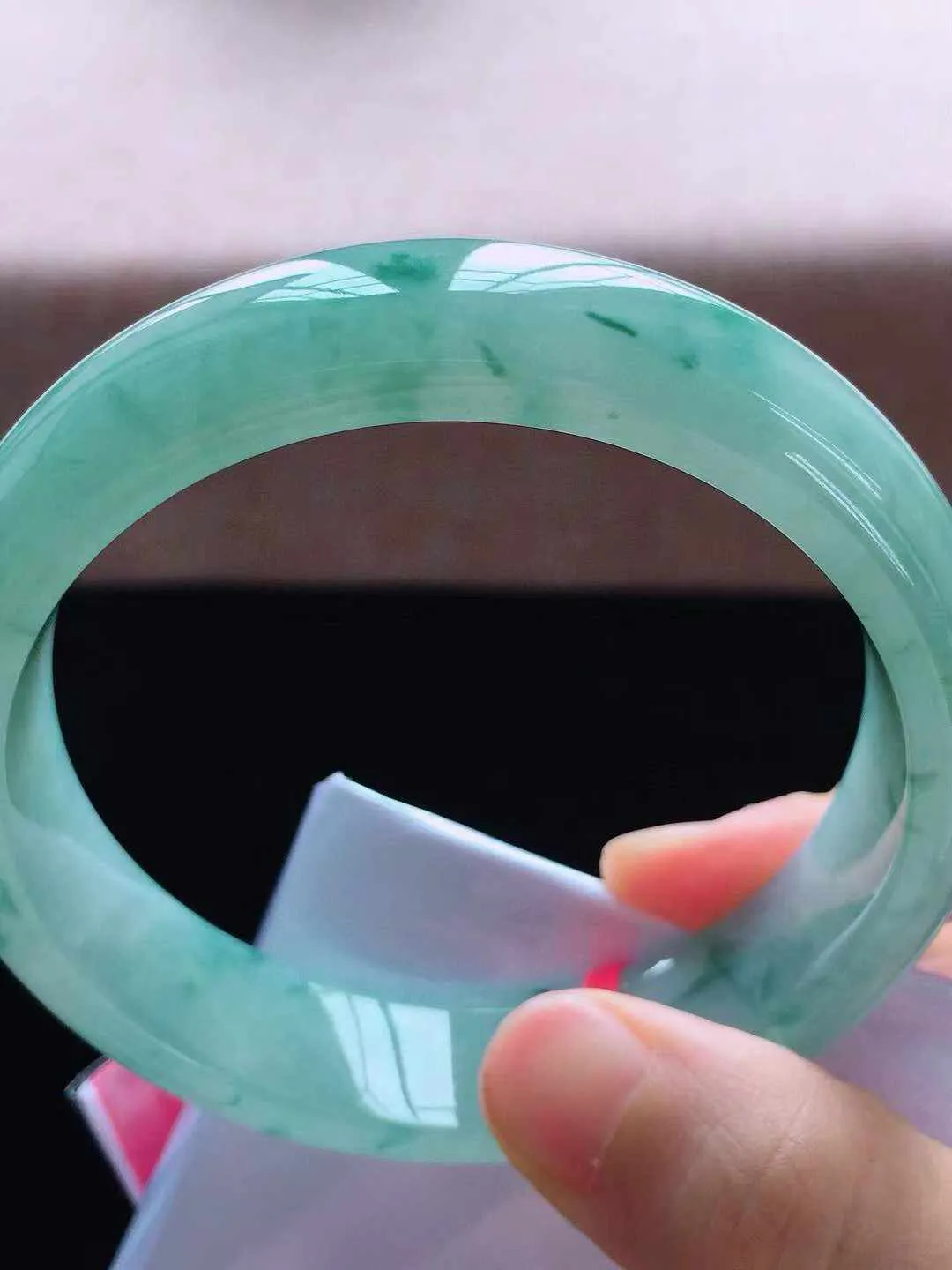 【翡翠名称】老种冰飘花59.6正圈口翡翠手镯
【翡翠尺寸】59.6*14.5*7.8mm适合59-6