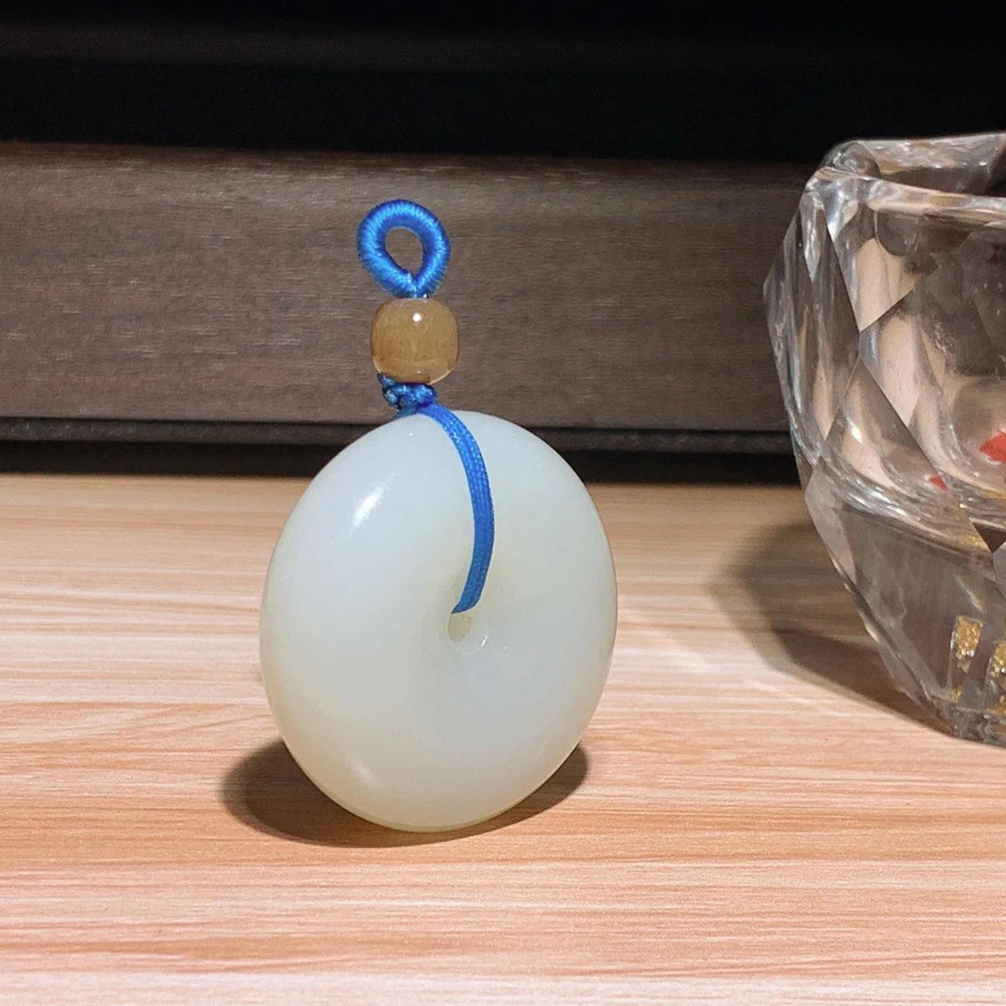 新疆和田玉且末料平安扣挂件。尺寸33/12重22.6克。玉质细腻油润！手推出油。佩戴高端典雅。lt2