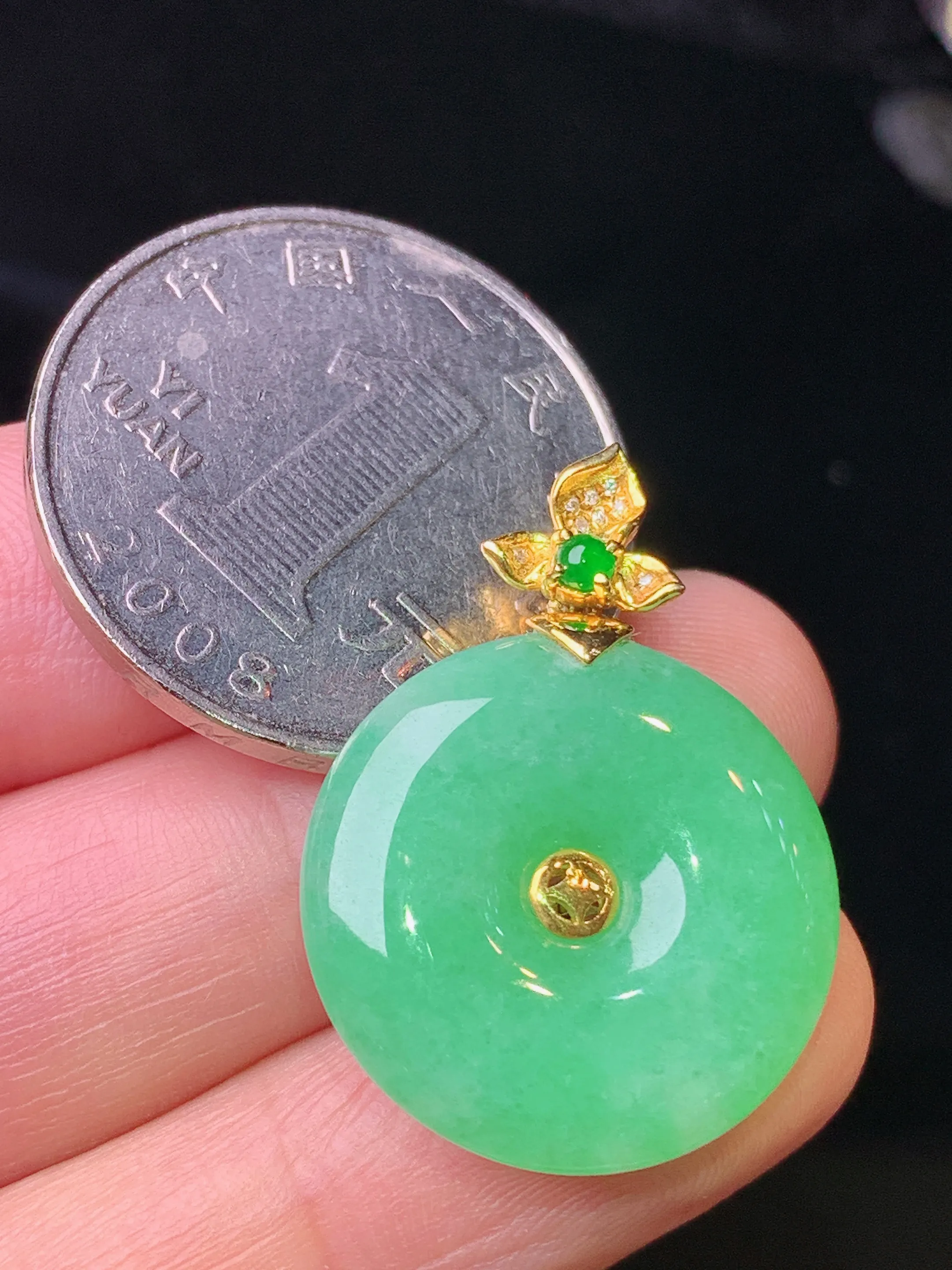 18k金钻镶嵌翠绿平安扣吊坠 玉质细腻 色泽清新艳丽 整体尺寸28.5*20.3*5