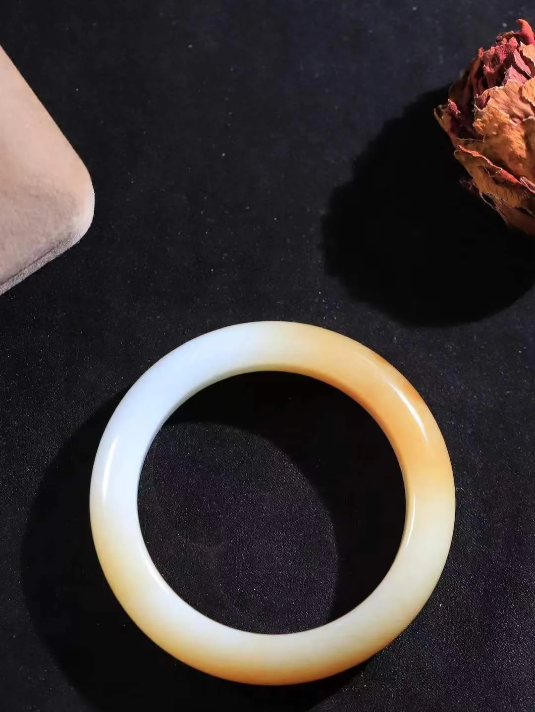 （柔情似水.手镯）

精品和田玉糖白玉手镯，玉质温润细腻，镯型饱满圆润，优雅知性，姽婳于幽静兮，又婆娑乎人间，经典款型，古朴典雅。极具灵性，腕间风情，风姿卓越。 重67克   尺寸55-13.7-9.8mm    FDL-361102126