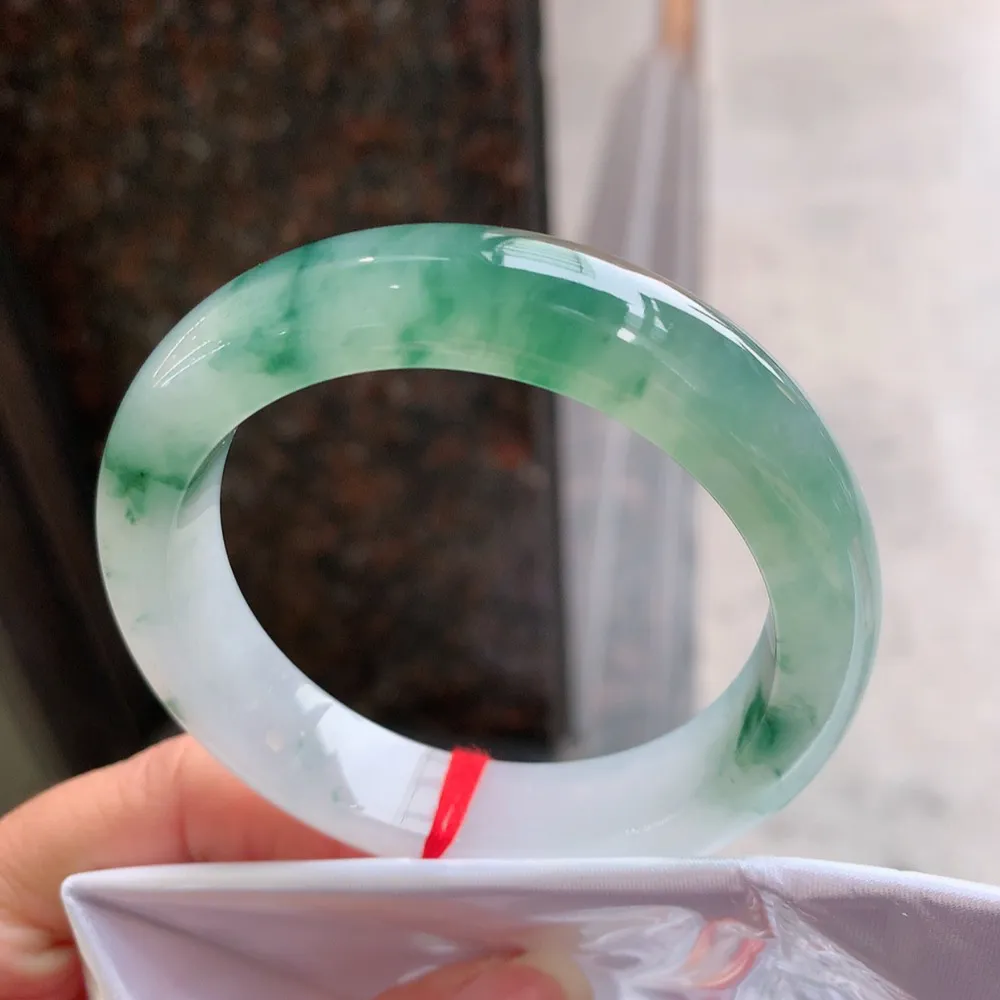 正圈高冰飘花 无瑕 尺寸:54.1/12.4/9.1 花美