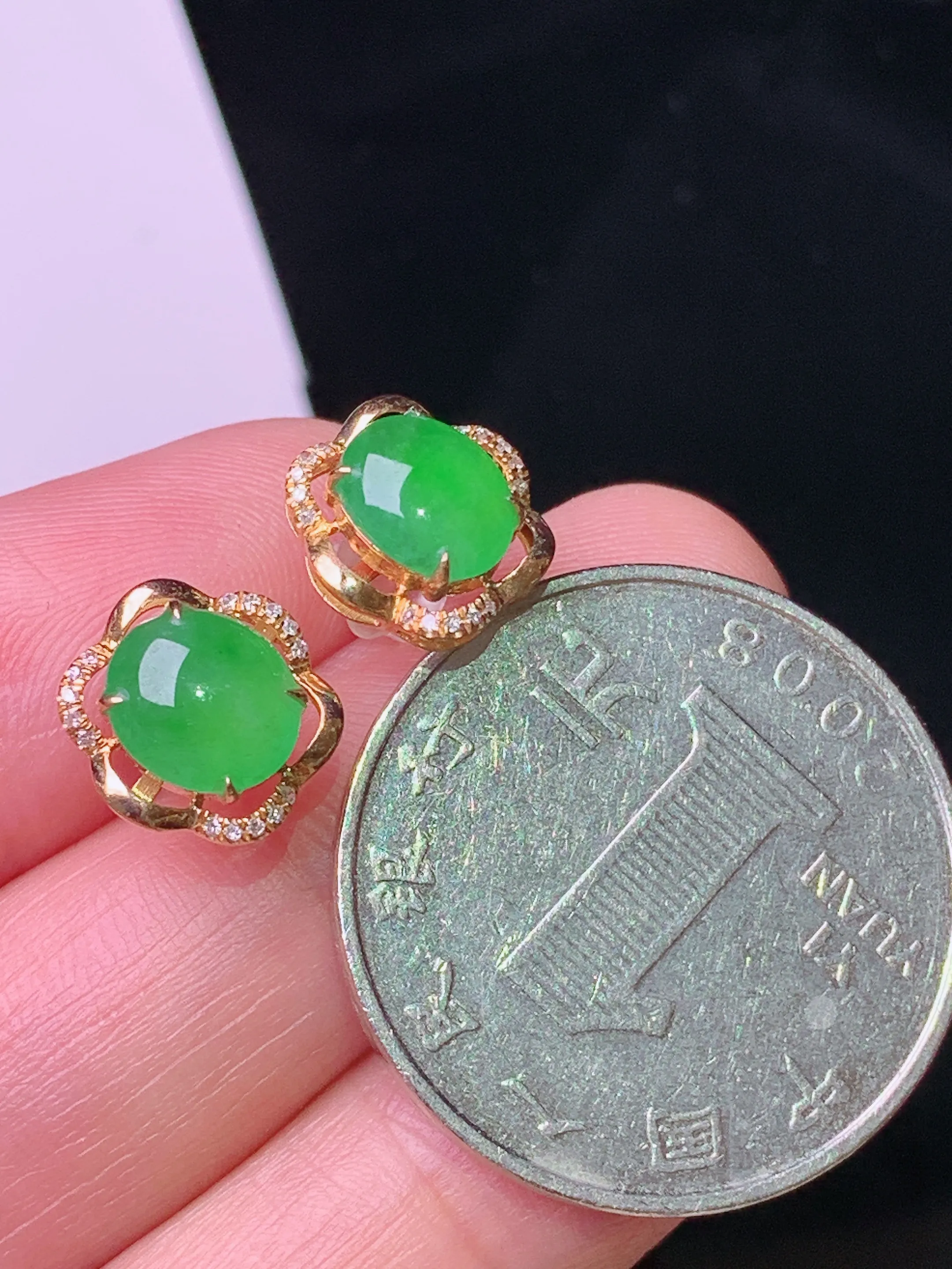 18k金钻镶嵌翠绿蛋面耳钉 玉质细腻 色泽清新艳丽 整体尺寸9.7*5