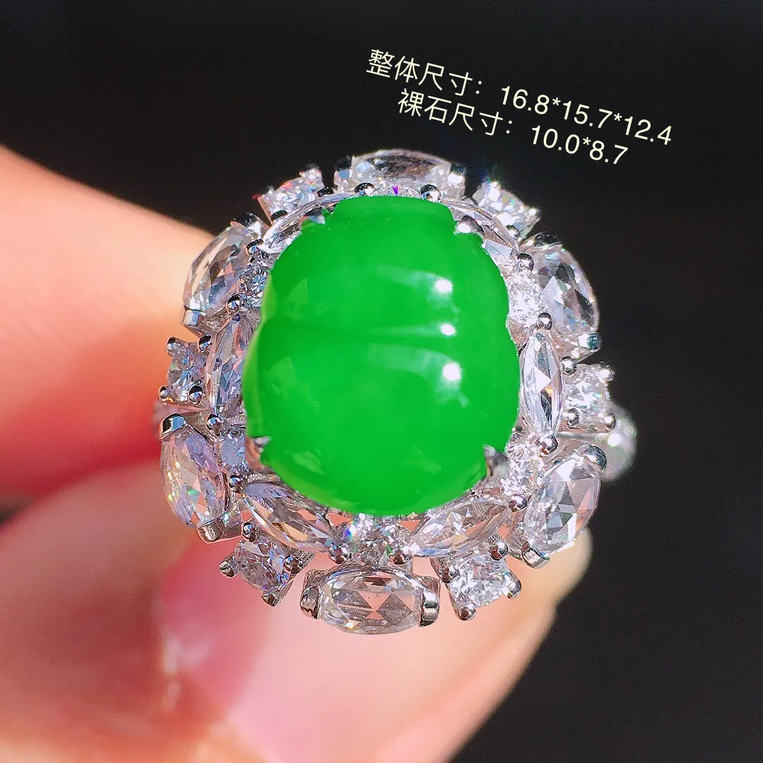 阳绿葫芦戒指，色泽均匀艳丽，玉质细腻，荧光感超
强，饱满圆润，尽显优雅气质，18k
金豪华镶嵌