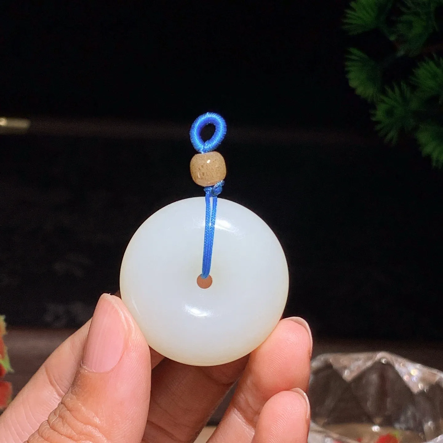 新疆和田玉且末料平安扣挂件。尺寸33/12重22.6克。玉质细腻油润！手推出油。佩戴高端典雅。lt251119