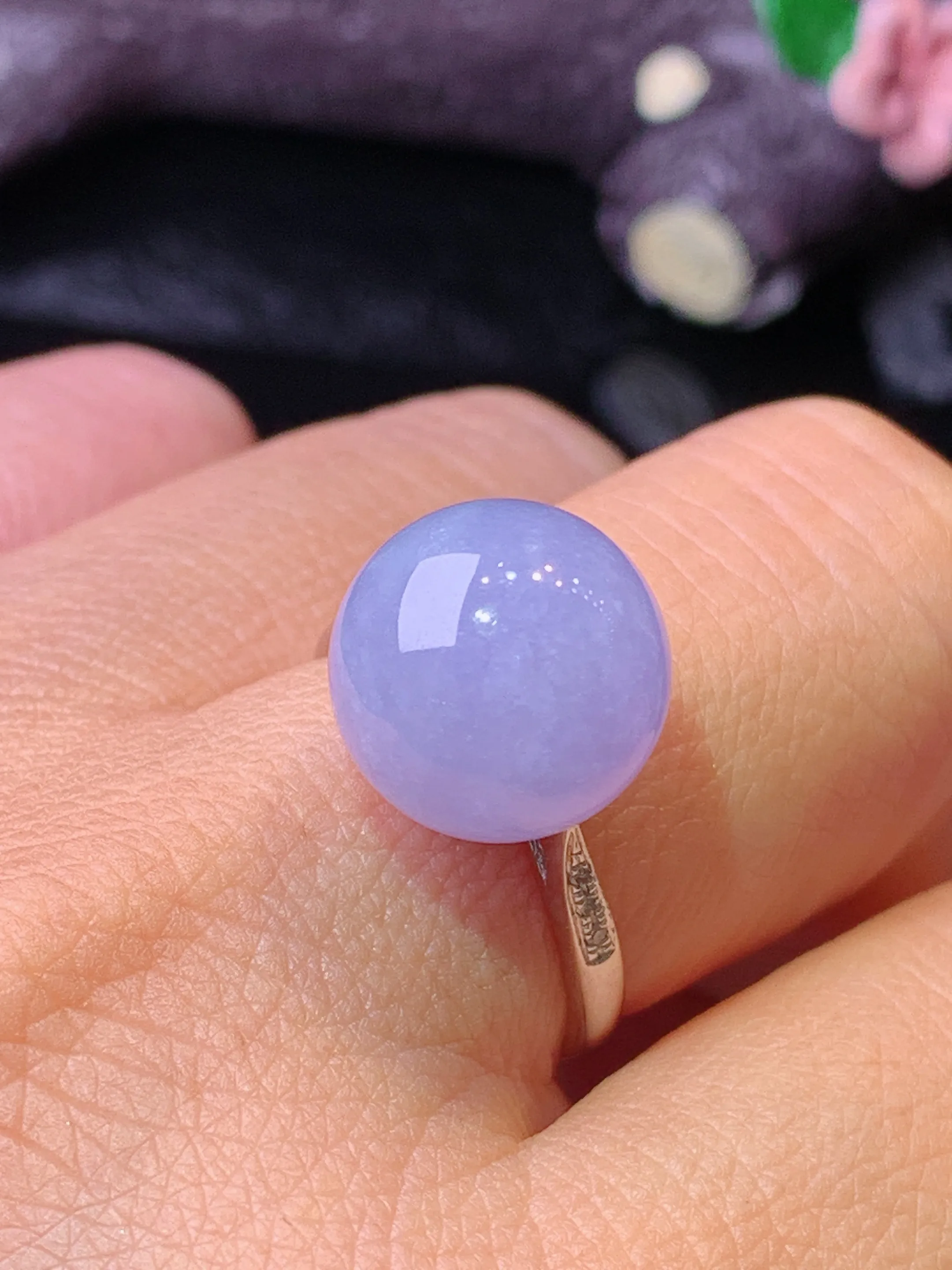 18k金钻镶嵌紫罗兰圆珠戒指 玉质细腻 色泽清新艳丽 圈口14 整体尺寸12.2