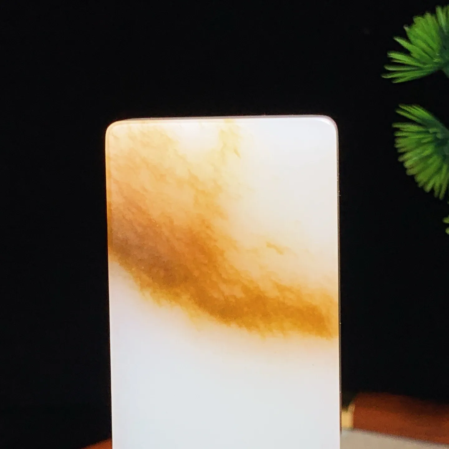 收藏级！新疆和田玉羊脂白且末糖平安无事牌挂件。尺寸70/38/15重111.5克。玉质细腻油润！手推出油。佩戴高端典雅。lt251119