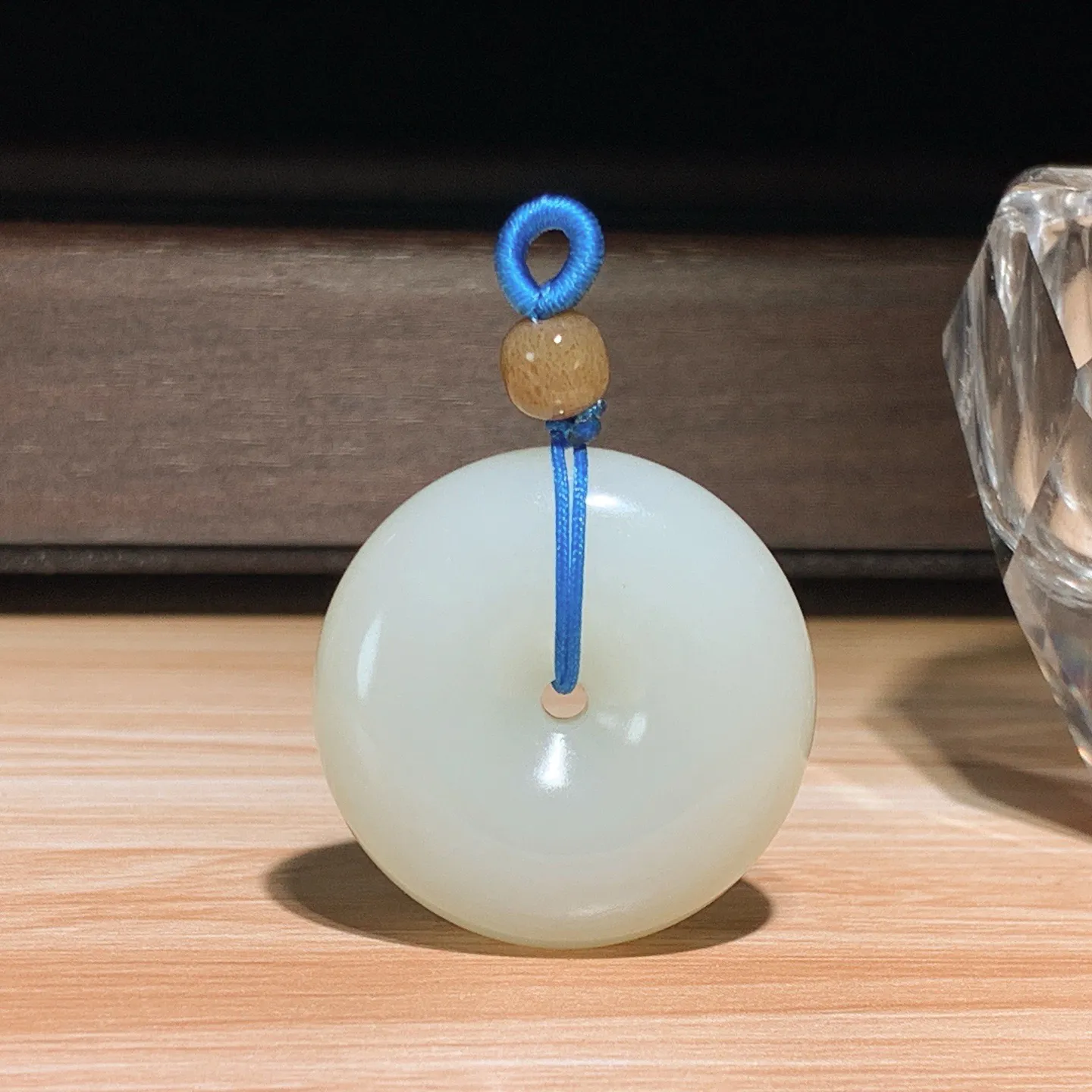 新疆和田玉且末料平安扣挂件。尺寸33/12重22.6克。玉质细腻油润！手推出油。佩戴高端典雅。lt251119