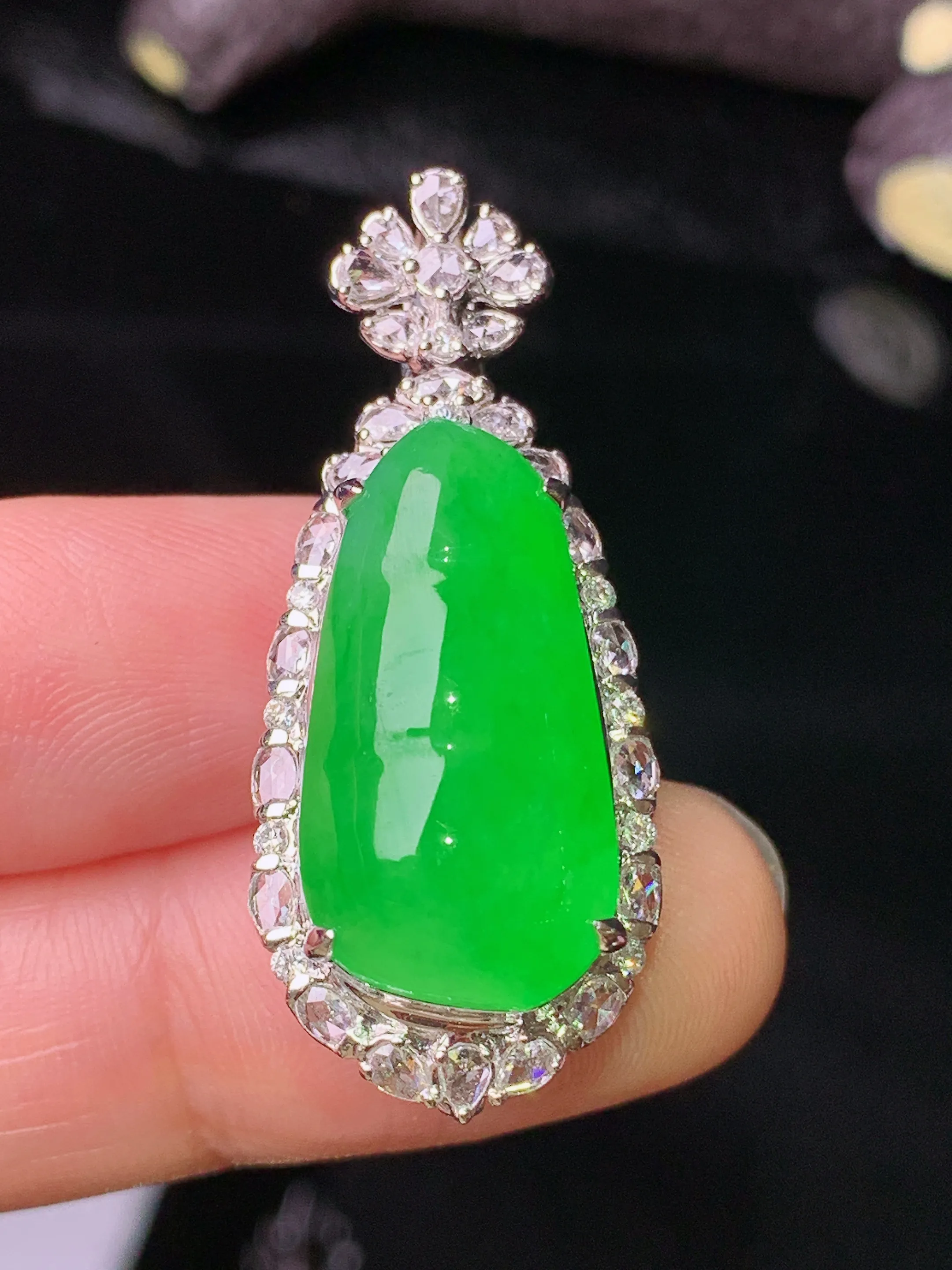 18k金钻镶嵌满绿四季豆吊坠 玉质细腻 色泽清新艳丽 整体尺寸37*15.2*12.3