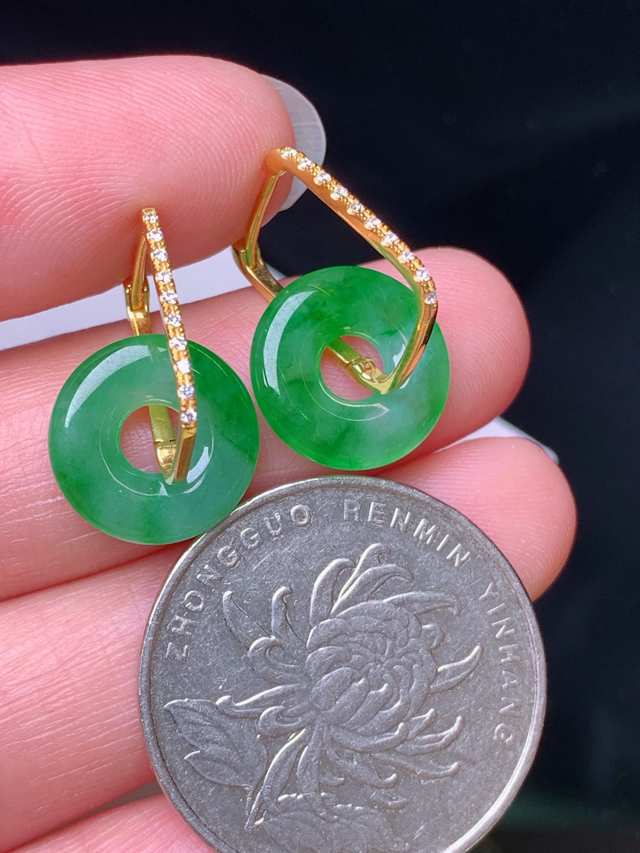 18k金钻镶嵌翠绿平安扣耳坠 玉质细腻 色泽清新艳丽 整体尺寸21.6*12.5*2.5