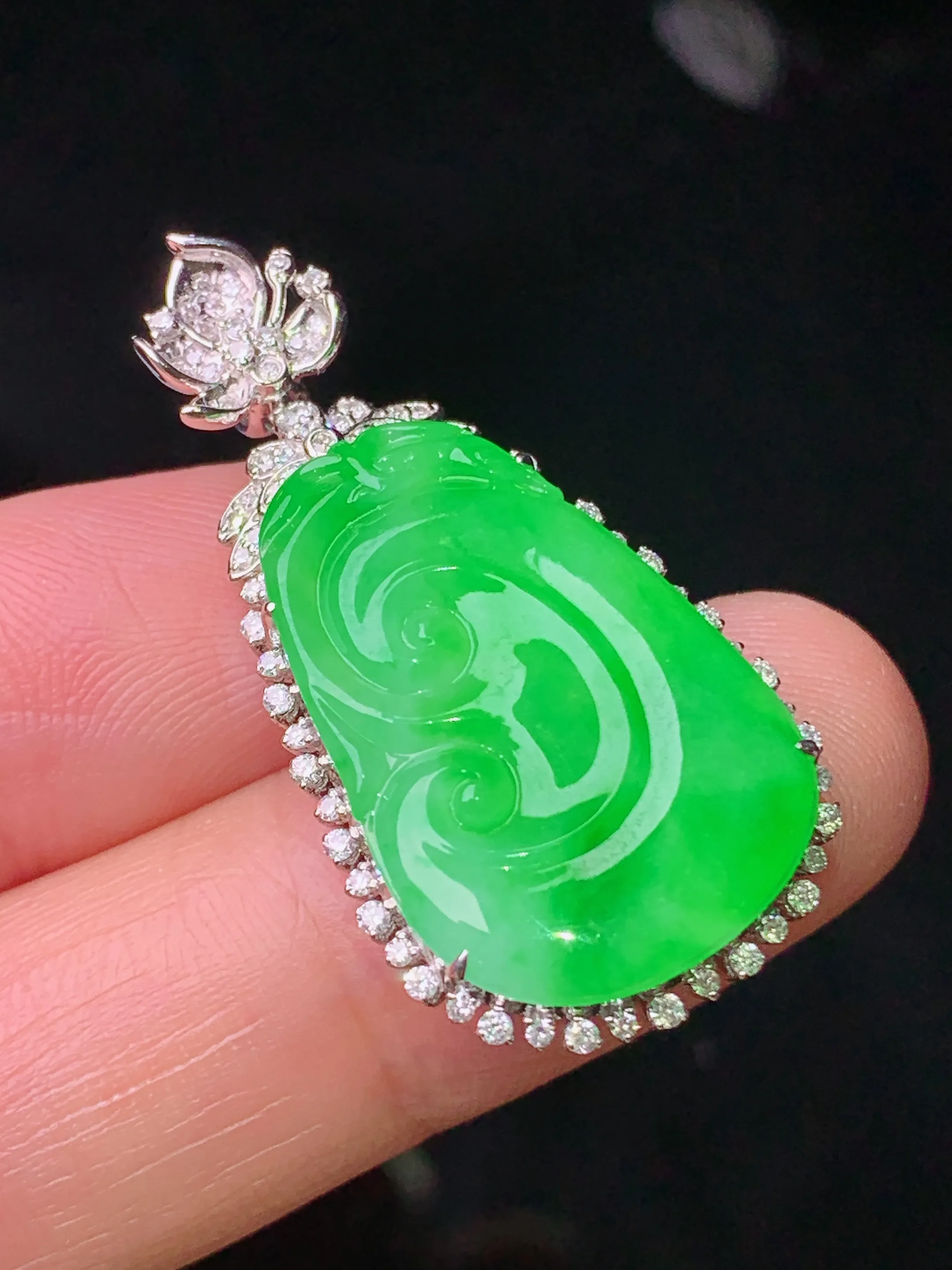 18k金钻镶嵌翠绿如意吊坠 玉质细腻 色泽清新艳丽 整体尺寸35*17.8*6.3