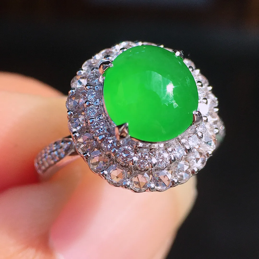 阳绿蛋面戒指，色泽均匀艳丽，玉质细腻，荧光感超
强，饱满圆润，尽显优雅气质，18k
金豪华镶嵌