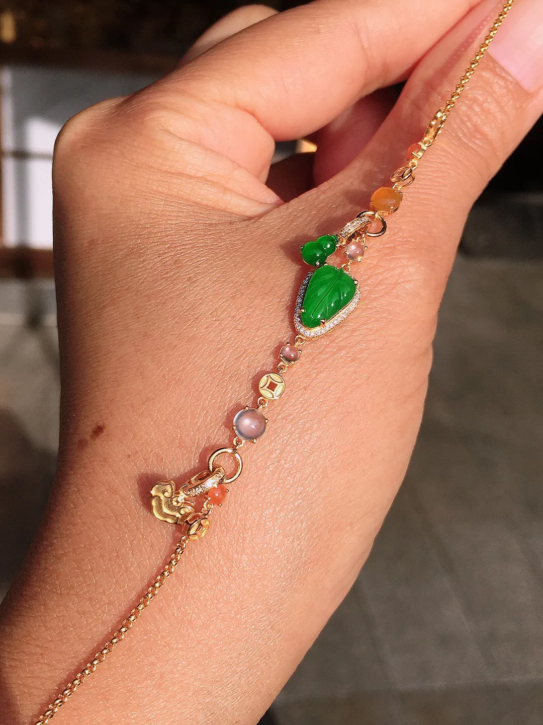 阳绿玉叶手链，色泽均匀艳丽，玉质细腻，荧光感超
强，饱满圆润，尽显优雅气质，18k
金豪华镶嵌