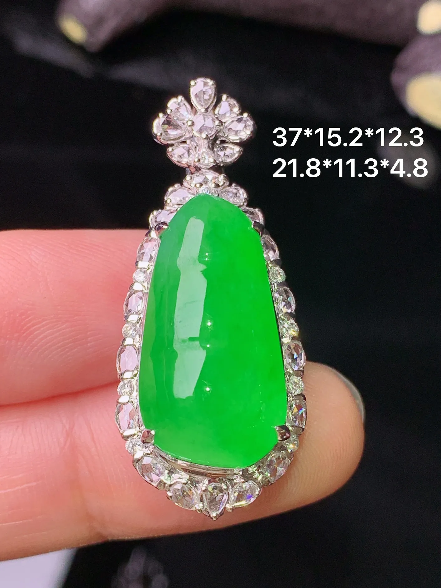 18k金钻镶嵌满绿四季豆吊坠 玉质细腻 色泽清新艳丽 整体尺寸37*15.2*12.3