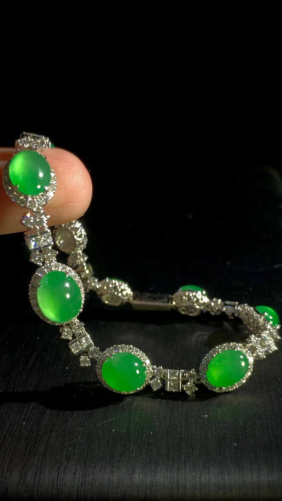 翡翠绿蛋面套装项链手链两用款，
18K金，南非钻，24.32g，手链总长约185mm，