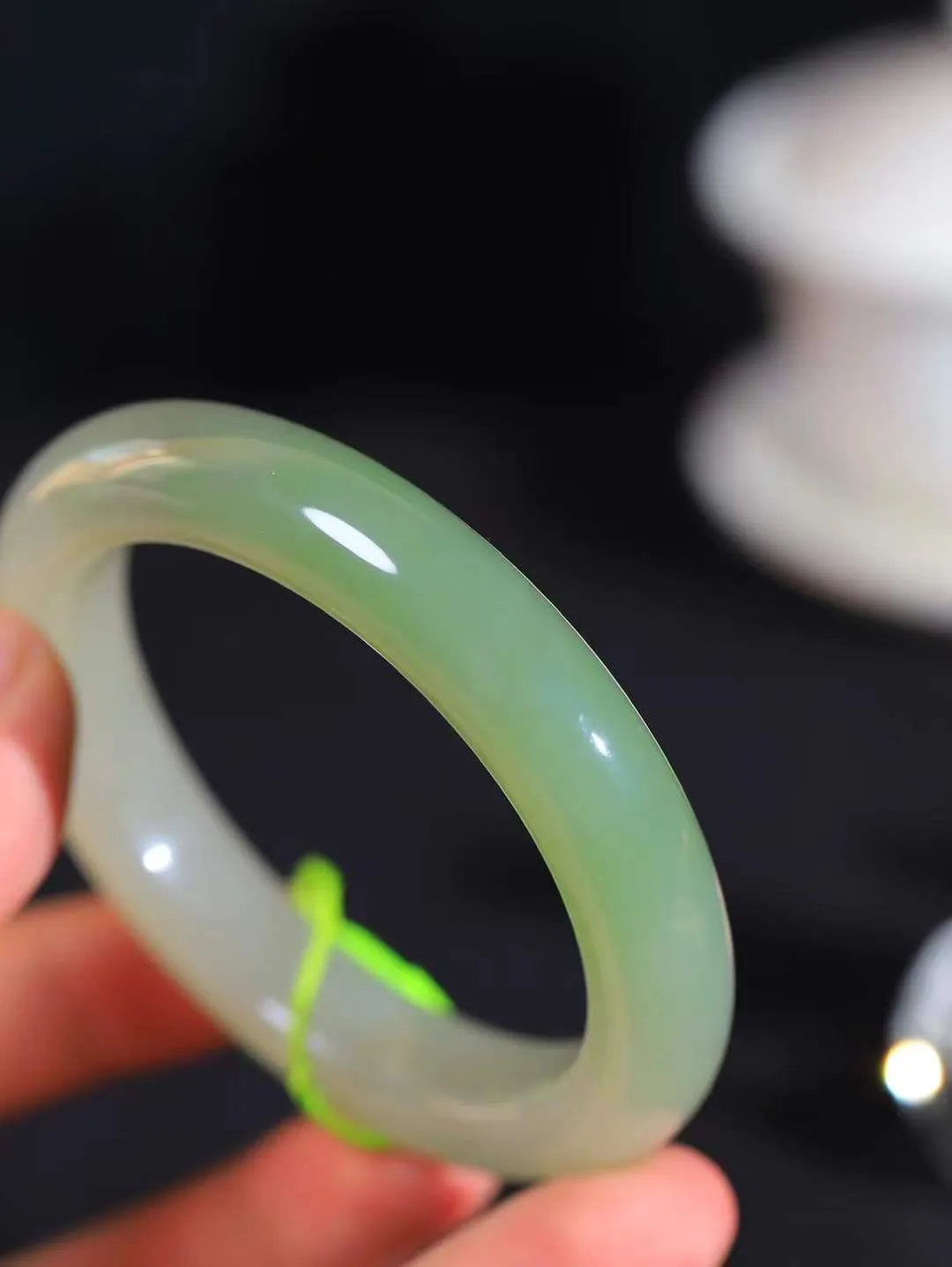 （一见钟情.手镯）

精品和田玉翠青手镯，玉质温和莹润，精光内蕴，手感舒适。整器简约，打磨光洁，让人爱不释手，料美艺精，萦绕于手，尽显高贵之姿。重69克 内径58.5mm尺寸12.5-10.2mm   FDA-101102173