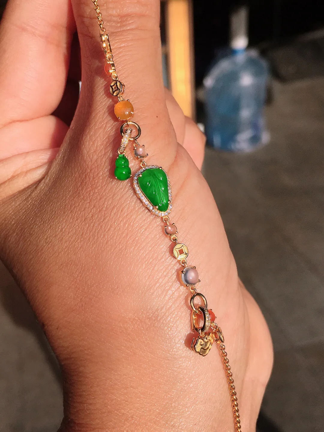 阳绿玉叶手链，色泽均匀艳丽，玉质细腻，荧光感超
强，饱满圆润，尽显优雅气质，18k
金豪华镶嵌