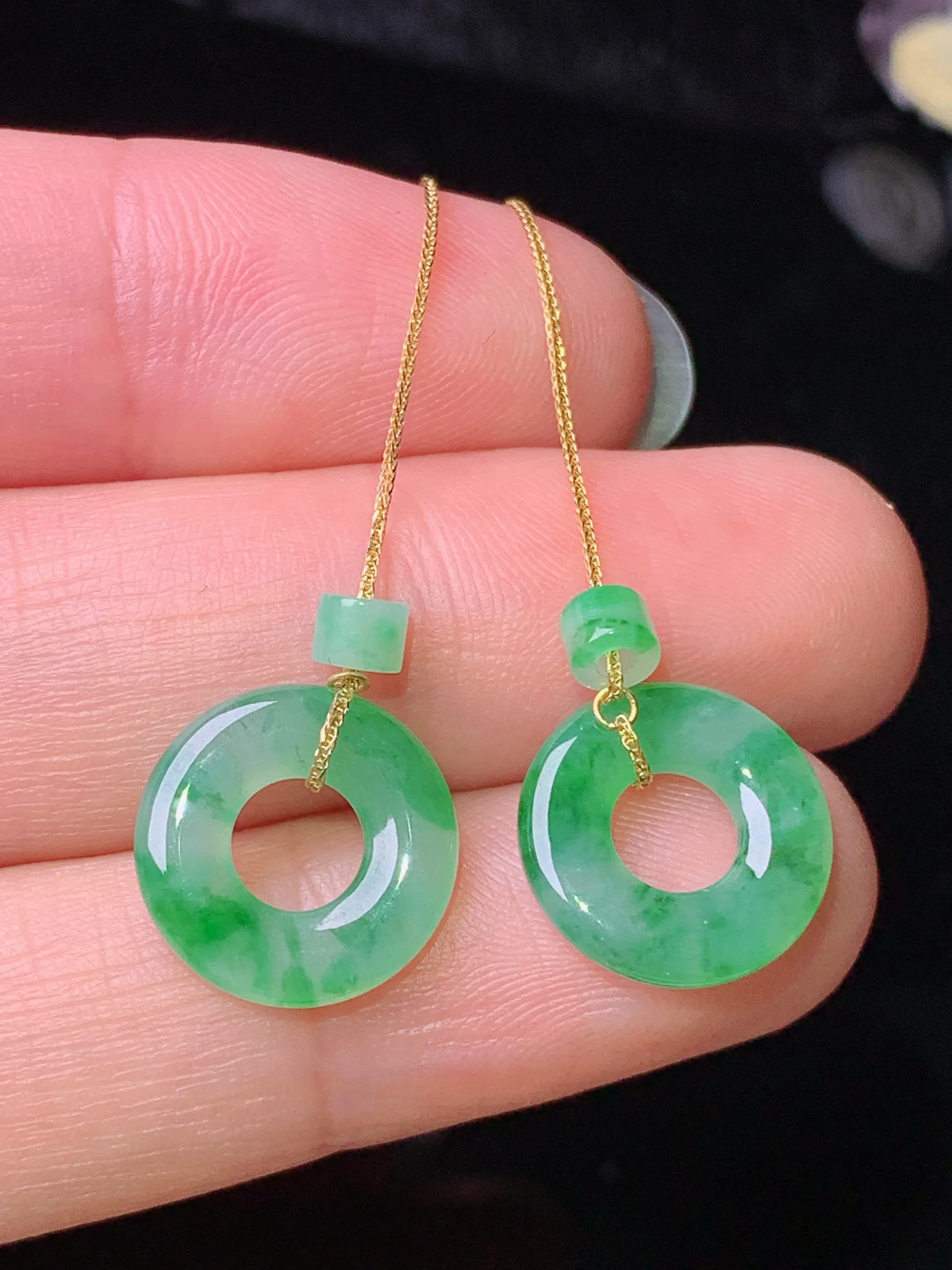 18k金镶嵌飘绿平安环耳坠 玉质细腻 色泽清新艳丽 整体尺寸12.3*2.6