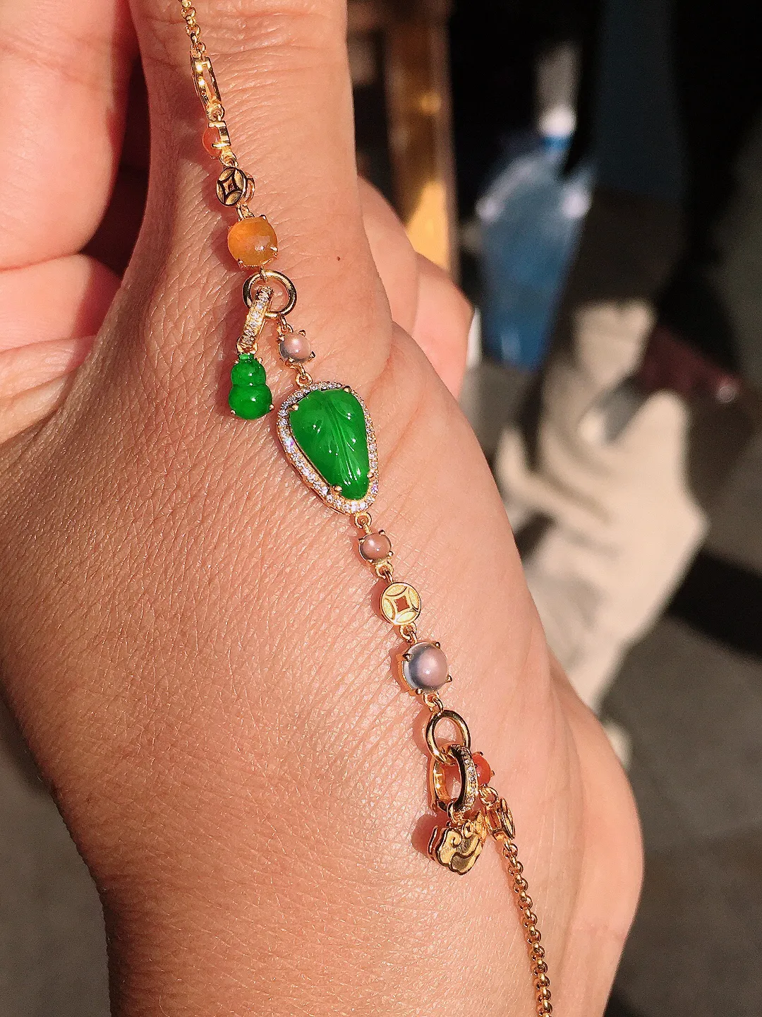 阳绿玉叶手链，色泽均匀艳丽，玉质细腻，荧光感超
强，饱满圆润，尽显优雅气质，18k
金豪华镶嵌