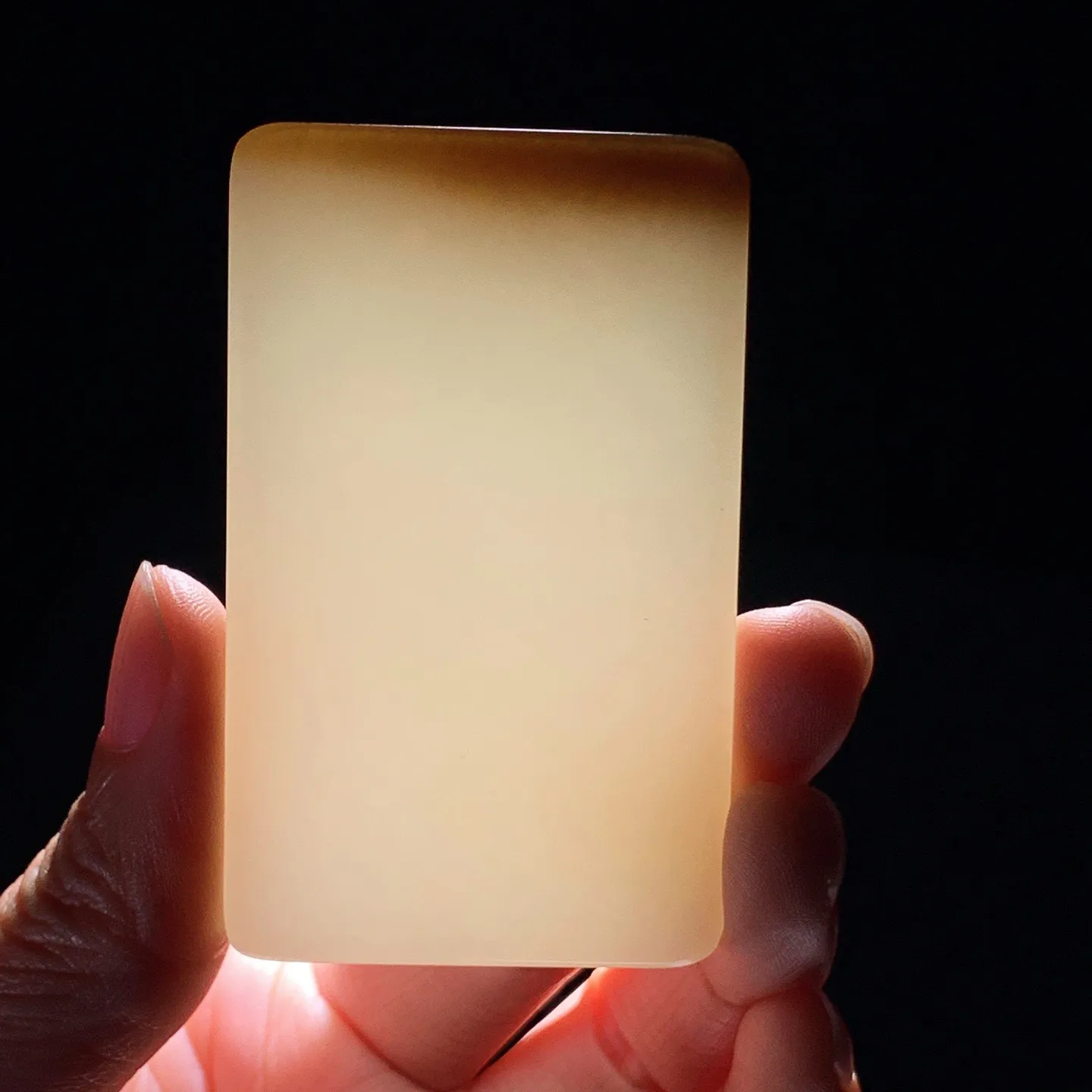 收藏级！新疆和田玉羊脂白且末糖平安无事牌挂件。尺寸67/41/10重74.5克。玉质细腻油润！手推出油。佩戴高端典雅。lt251119