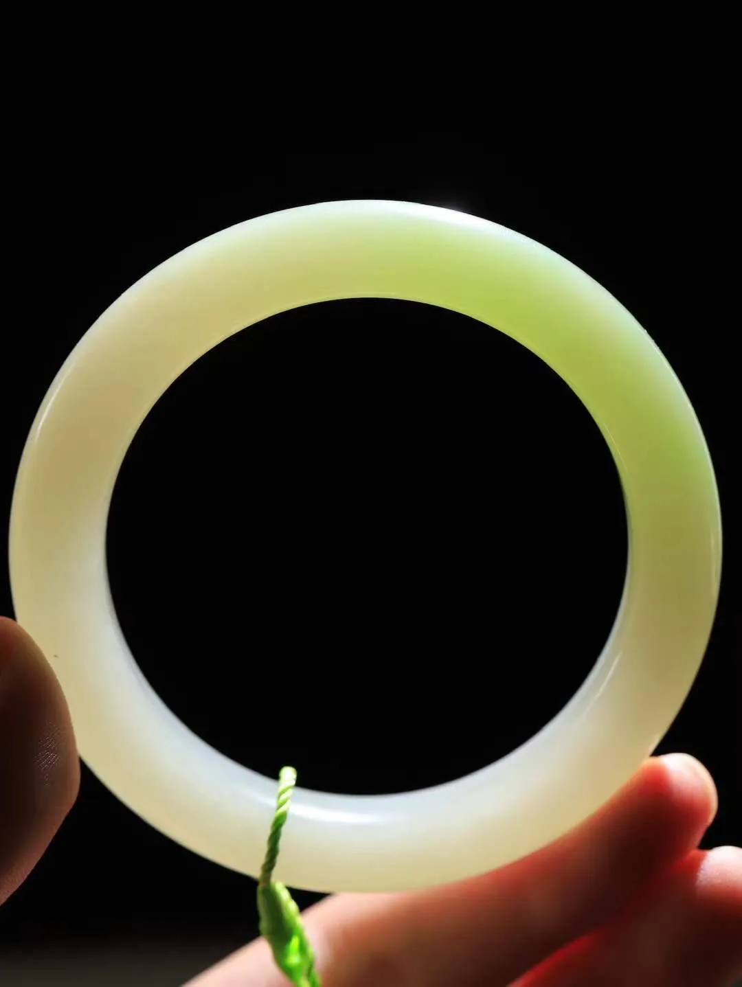 （一见钟情.手镯）

精品和田玉翠青手镯，玉质温和莹润，精光内蕴，手感舒适。整器简约，打磨光洁，让人爱不释手，料美艺精，萦绕于手，尽显高贵之姿。重69克 内径58.5mm尺寸12.5-10.2mm   FDA-101102173