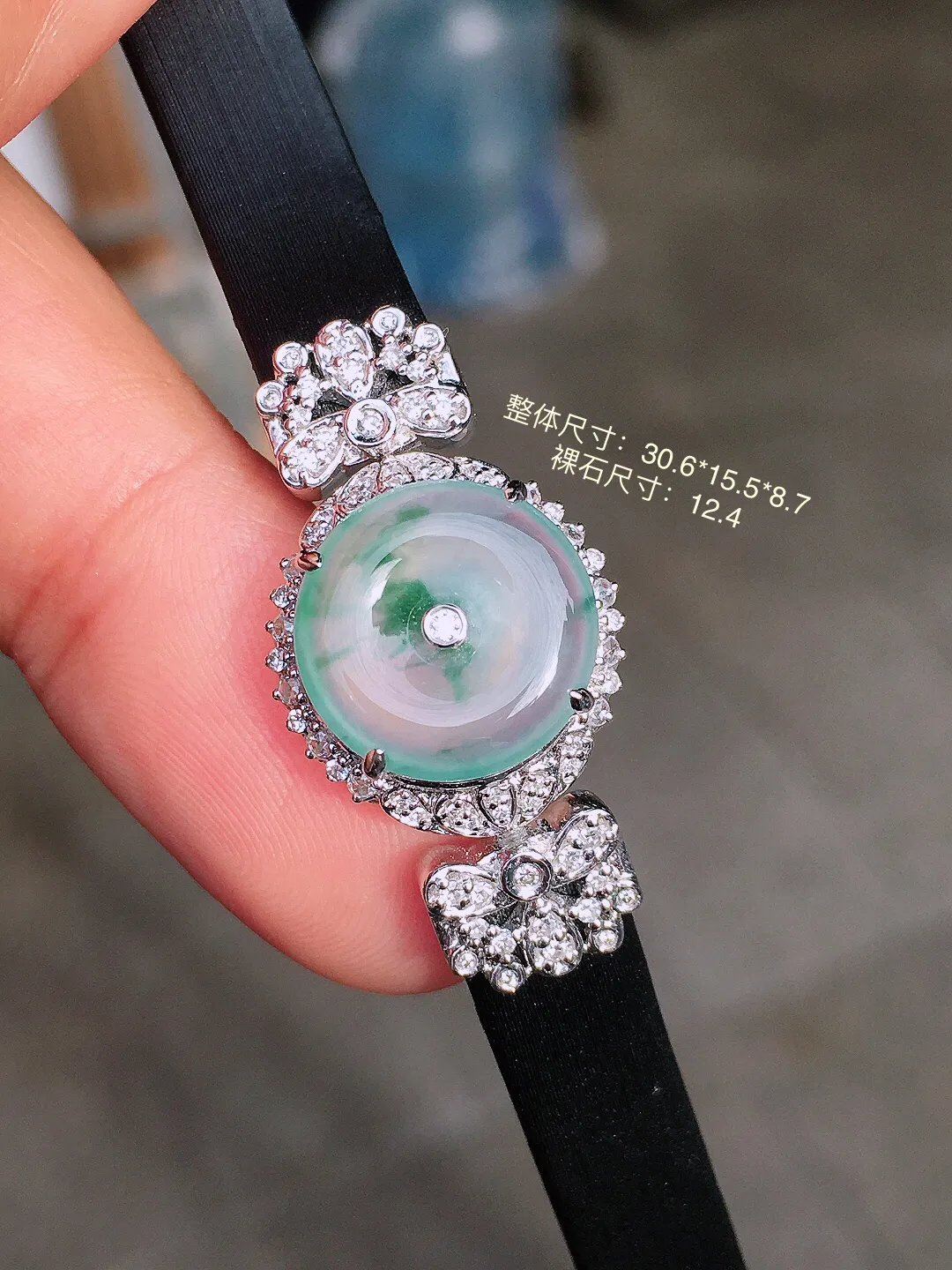 冰飘花平安扣手链，色泽艳丽，玉质细腻，荧光感超
强，饱满圆润，尽显优雅气质，18k
金豪华镶嵌