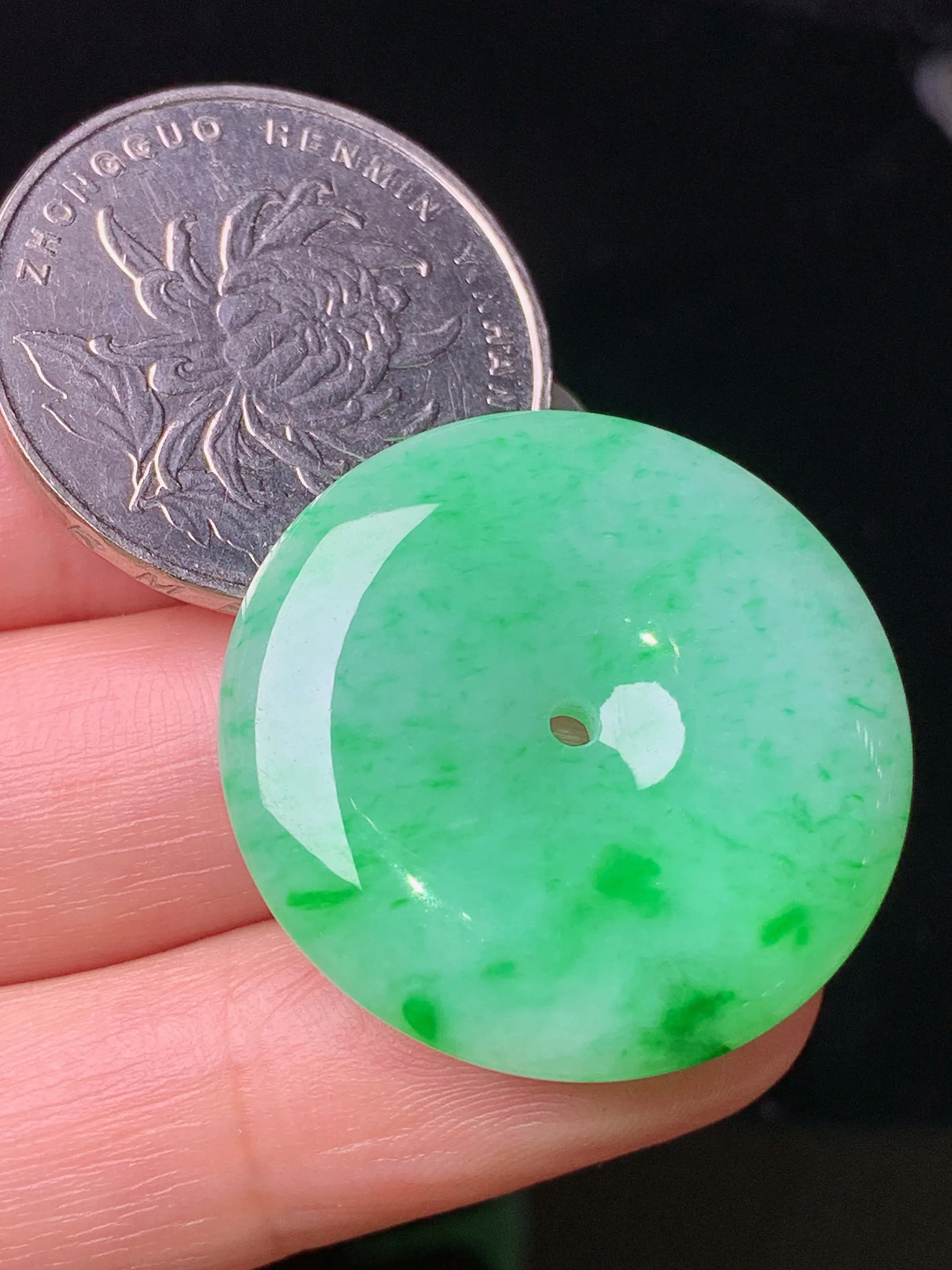 翠绿平安扣吊坠 玉质细腻 色泽清新艳丽 整体尺寸27.8*5.7