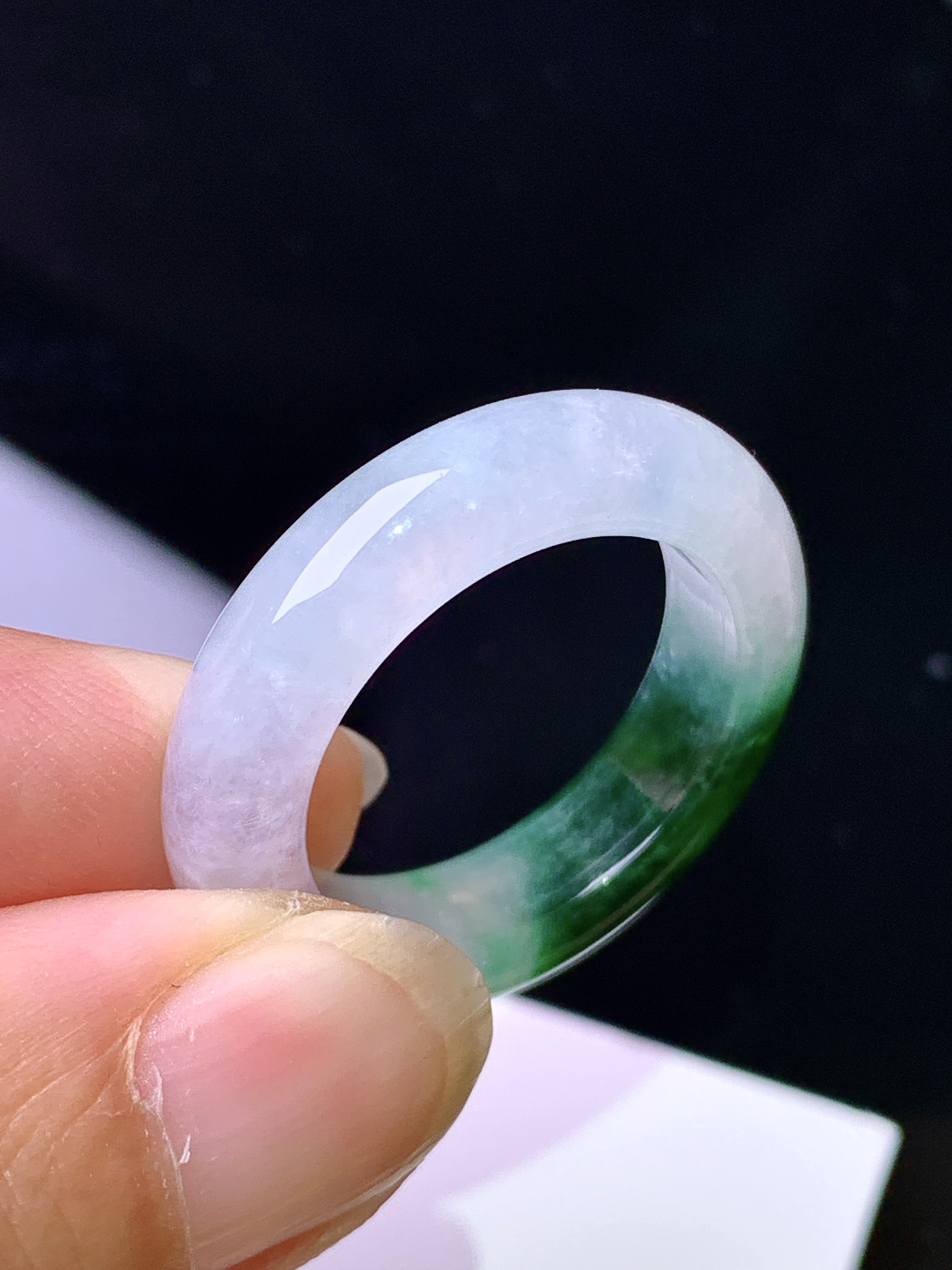 飘绿指环 玉质细腻 色泽清新艳丽 圈口17 整体尺寸26.3*5.5*4.2