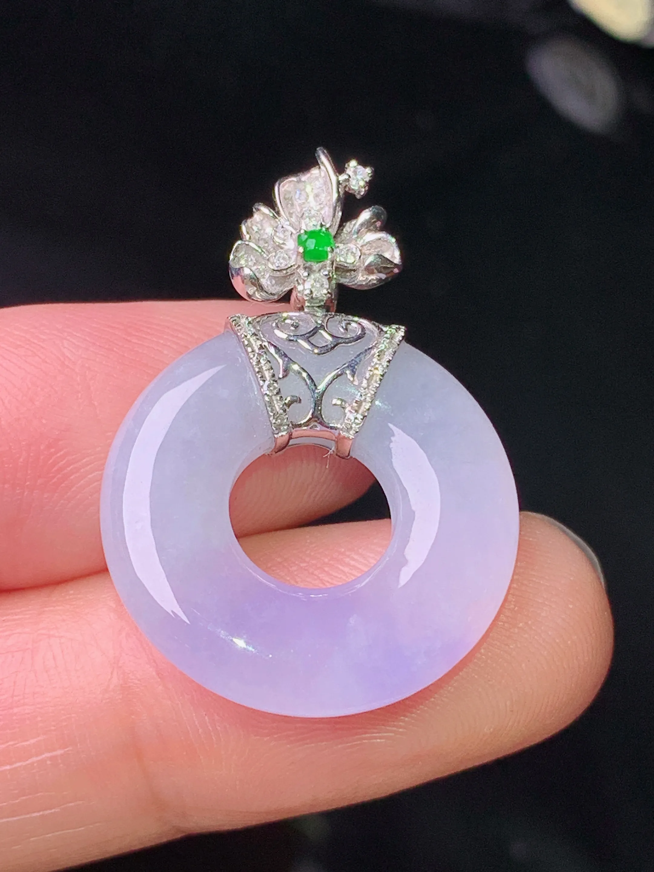 18k金钻镶嵌紫罗兰平安环吊坠 玉质细腻 色泽清新艳丽 整体尺寸28.8*20.5*4.5