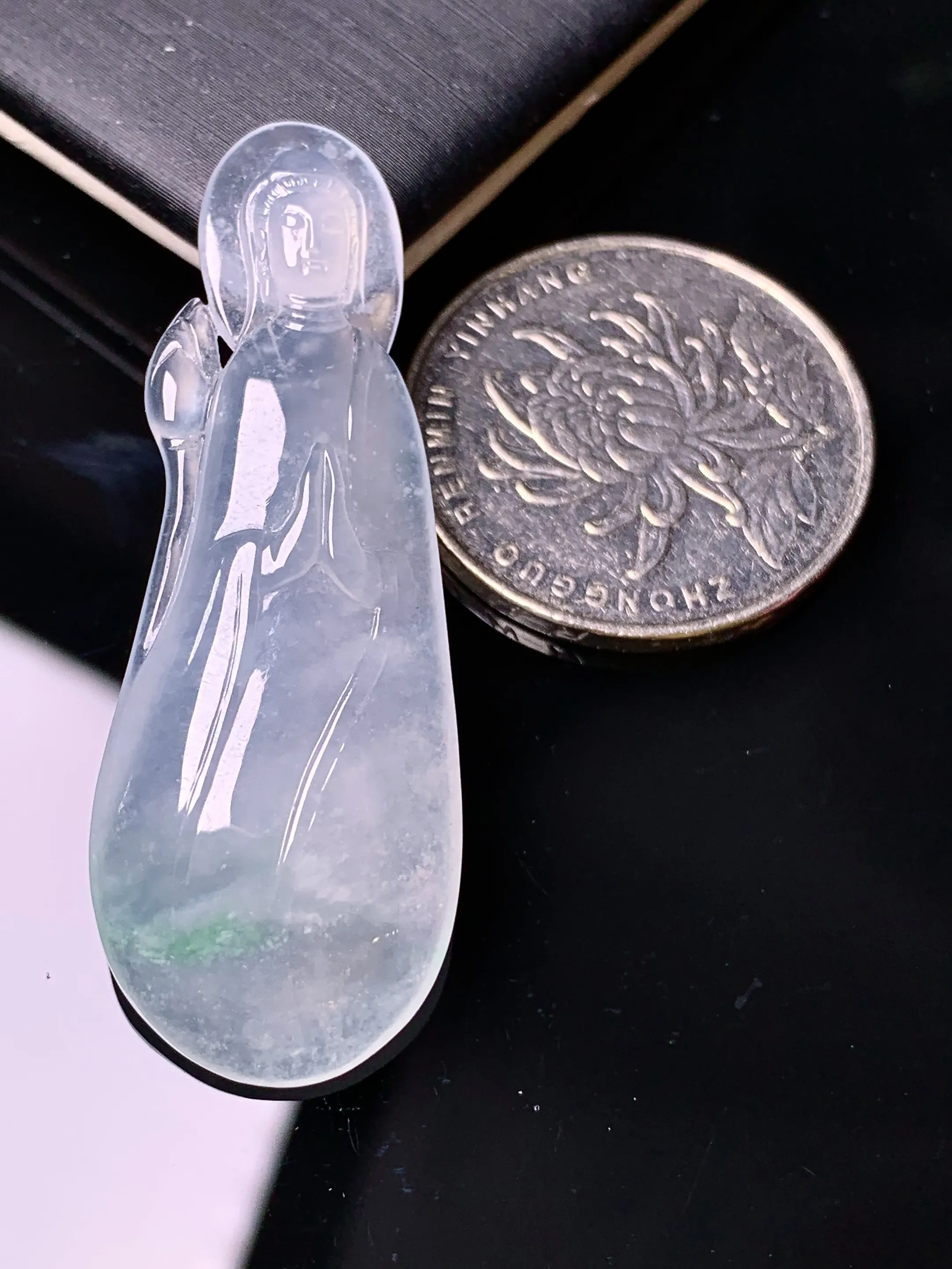 冰种飘绿观音吊坠 玉质细腻 色泽清新艳丽 整体尺寸46.5*16.7*6