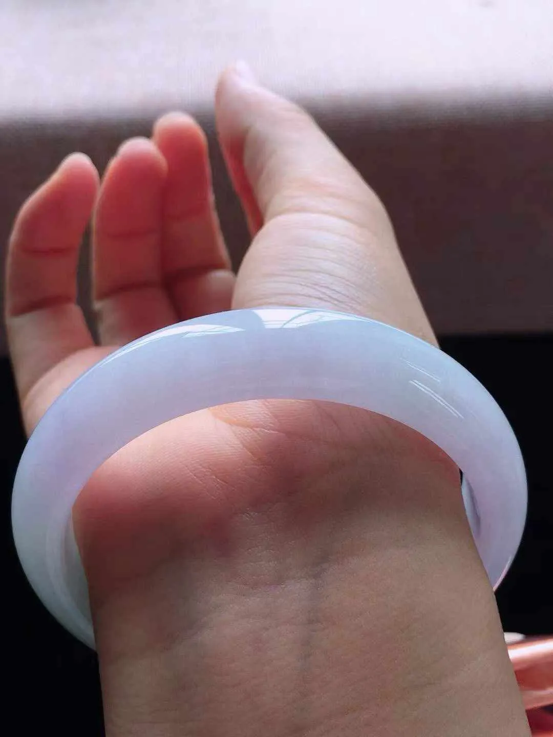 【翡翠名称】老种紫罗兰58正圈口翡翠手镯
【翡翠尺寸】58*13*8mm适合57-59正圈口佩戴
【翡翠描述】缅甸天然翡翠A货，种老水足，玉质细腻，色泽靓丽，性价比高，佩戴效果好！