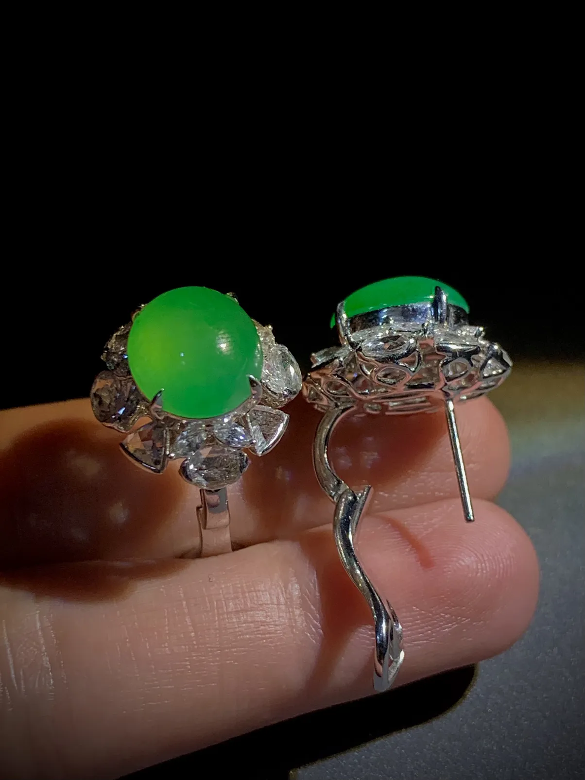 绿耳钉耳拍，裸石11.8-10.2-5.8mm，
18K金，南非钻，10.52g，