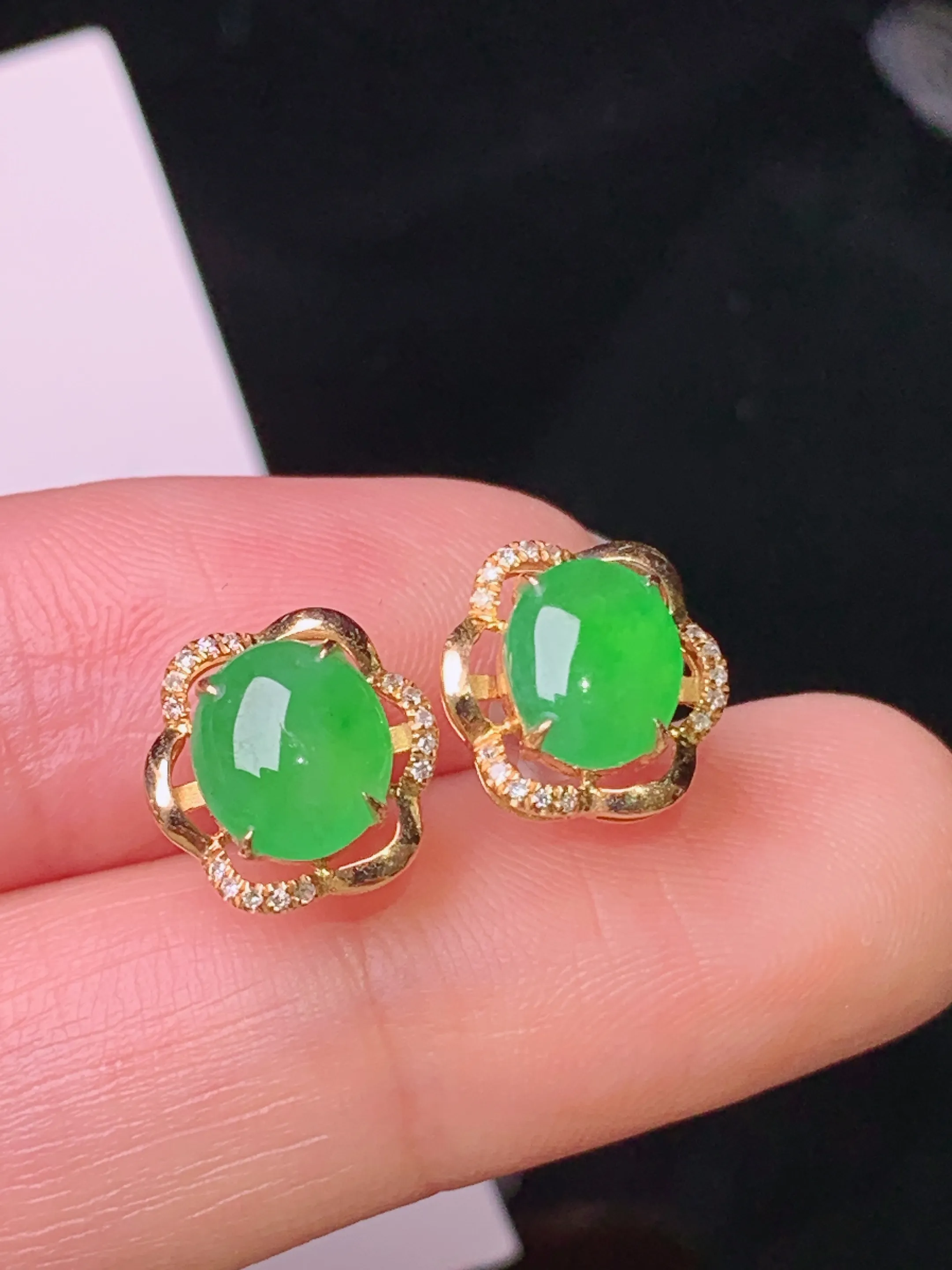 18k金钻镶嵌翠绿蛋面耳钉 玉质细腻 色泽清新艳丽 整体尺寸9.7*5