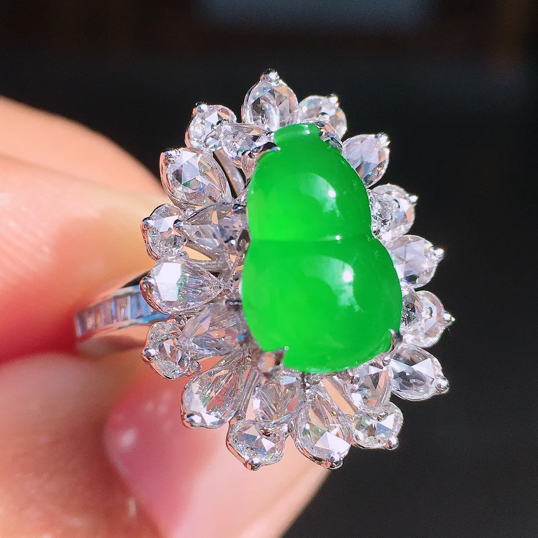 阳绿葫芦戒指，色泽均匀艳丽，玉质细腻，荧光感超
强，饱满圆润，尽显优雅气质，18k
金豪华镶嵌