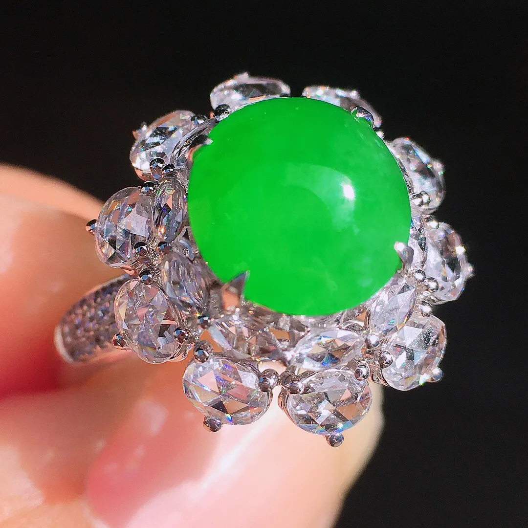 阳绿蛋面戒指，色泽均匀艳丽，玉质细腻，荧光感超
强，饱满圆润，尽显优雅气质，18k
金豪华镶嵌