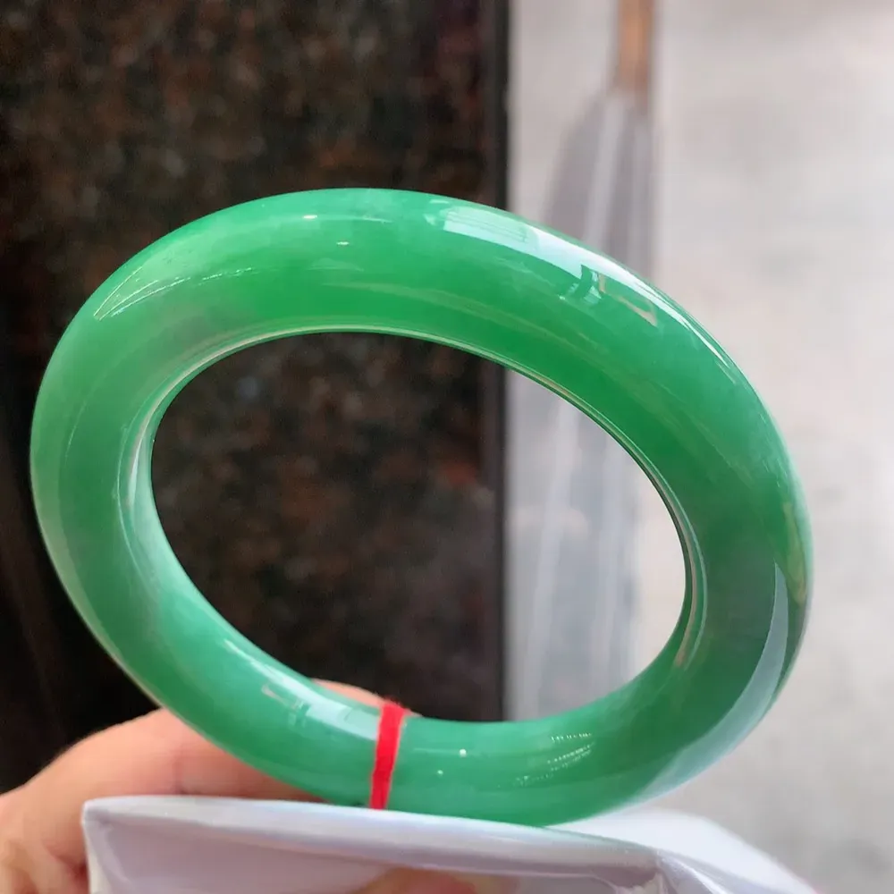 圆条满绿 无瑕 尺寸:58.7/12.1/12.3 满色