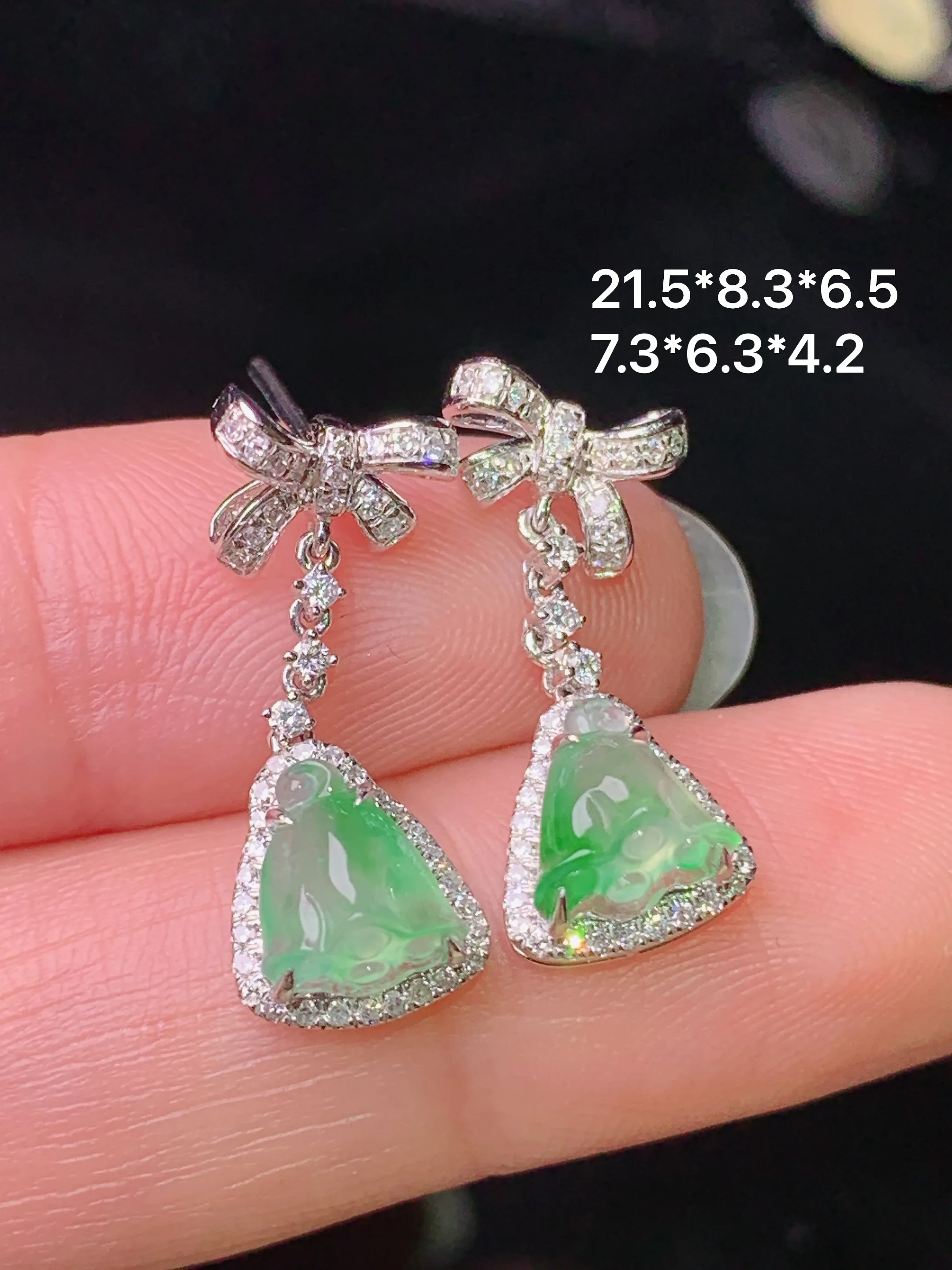 18k金钻镶嵌冰种飘绿莲蓬耳坠 玉质细腻 色泽清新艳丽 整体尺寸21.5*8.3*6.5